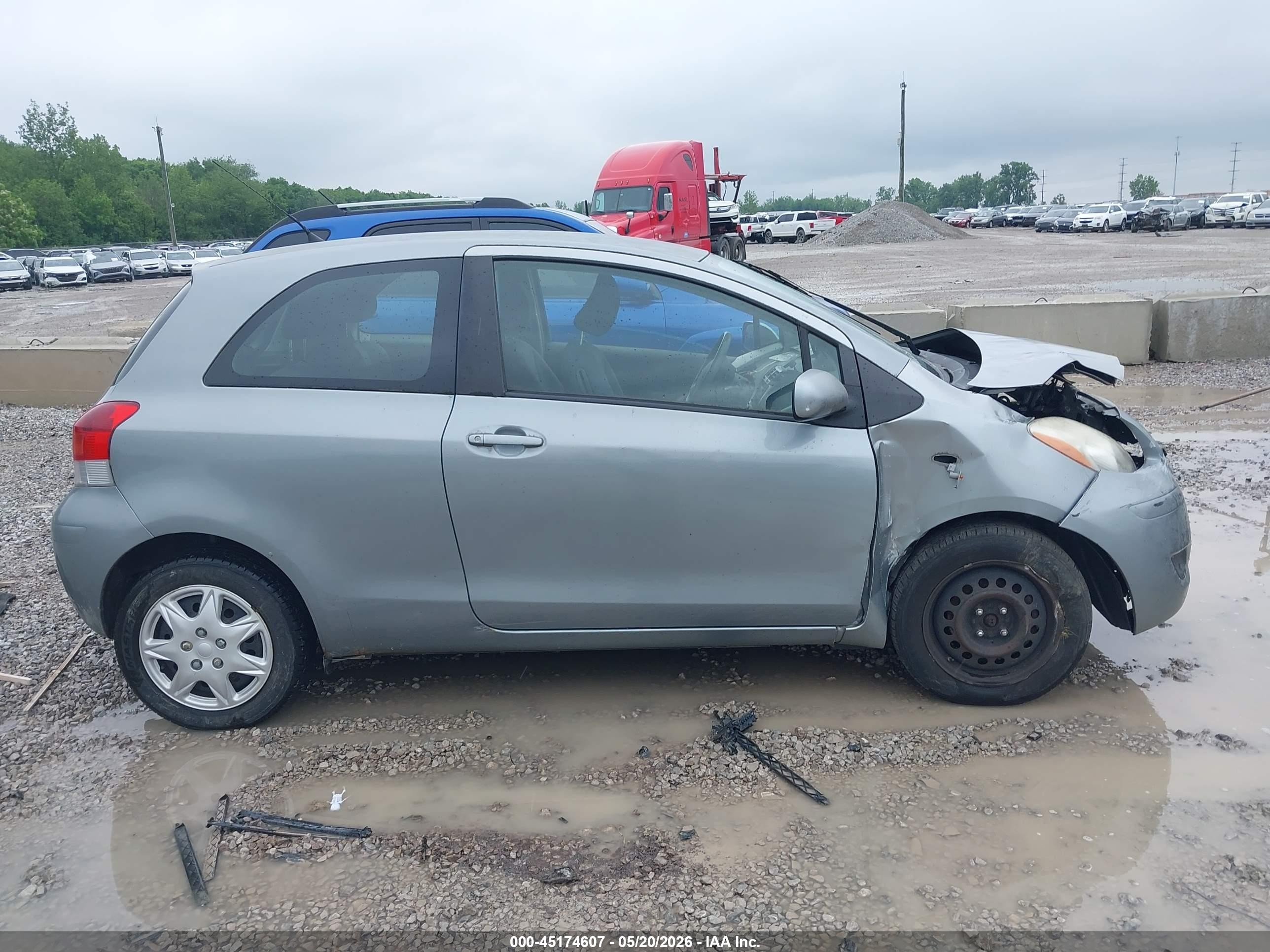 2009 Toyota Yaris   Silver vin: JTDJT903095267536
