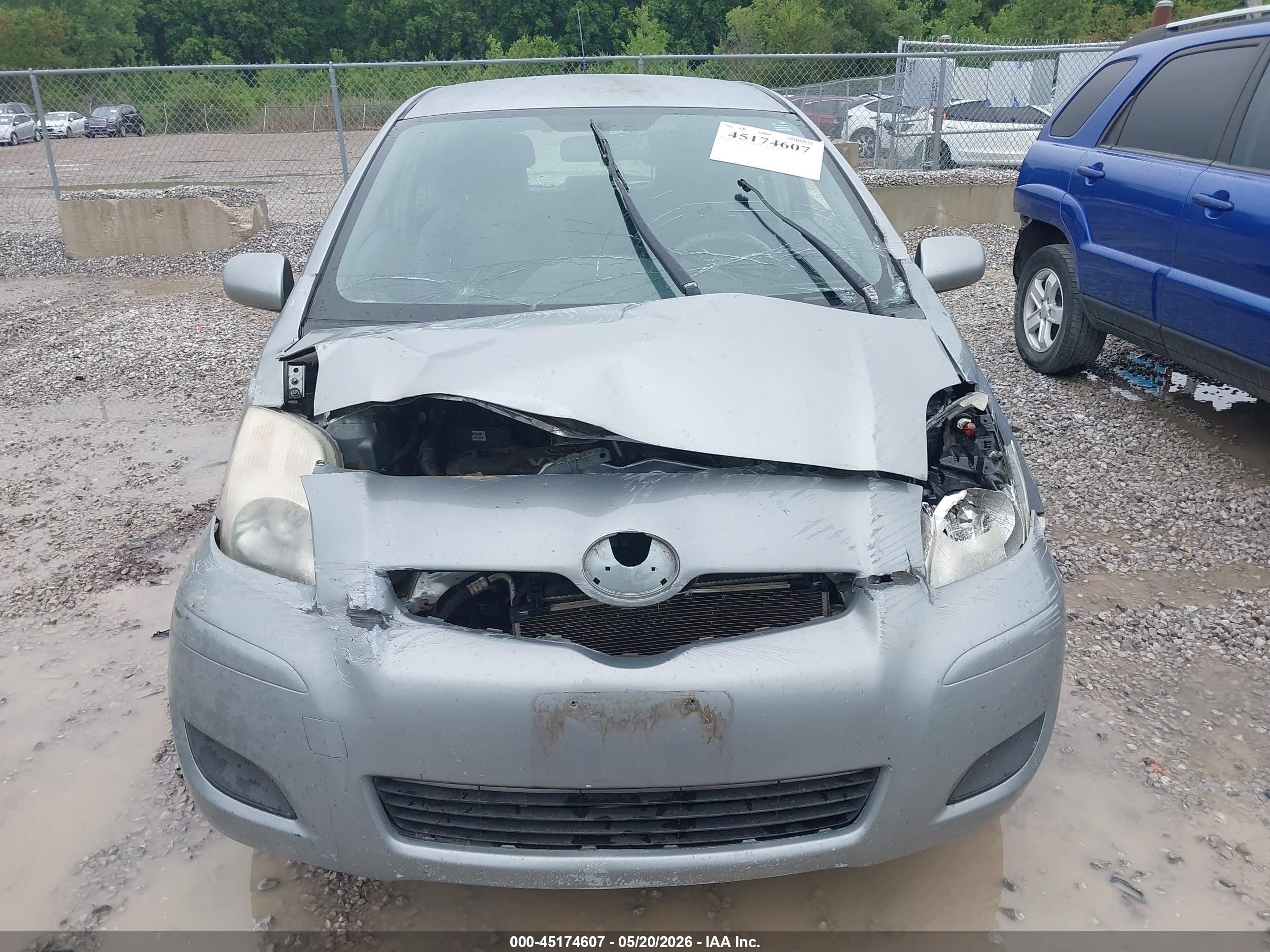 2009 Toyota Yaris   Silver vin: JTDJT903095267536