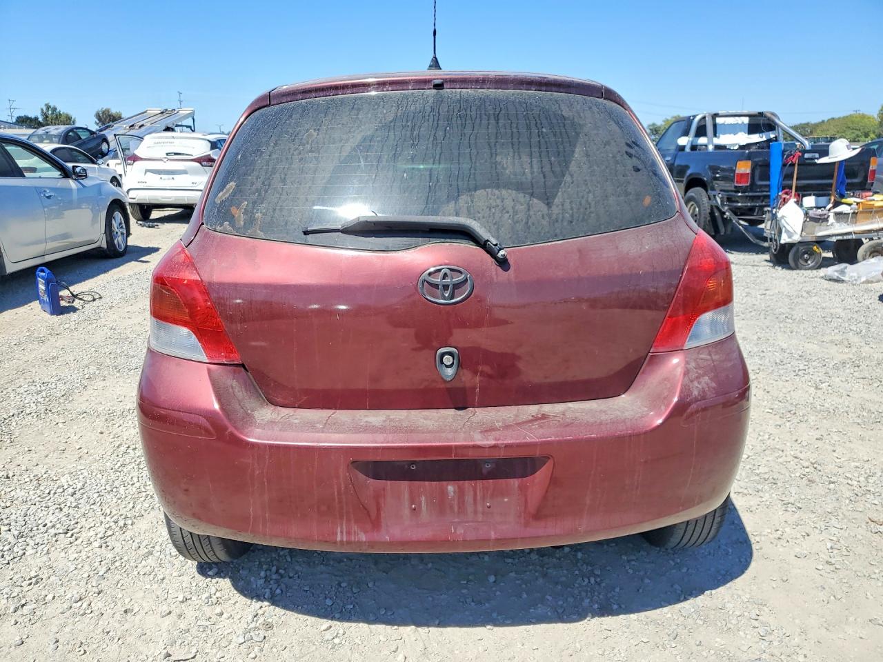 2009 Toyota Yaris Base Burgundy vin: JTDJT903095276477