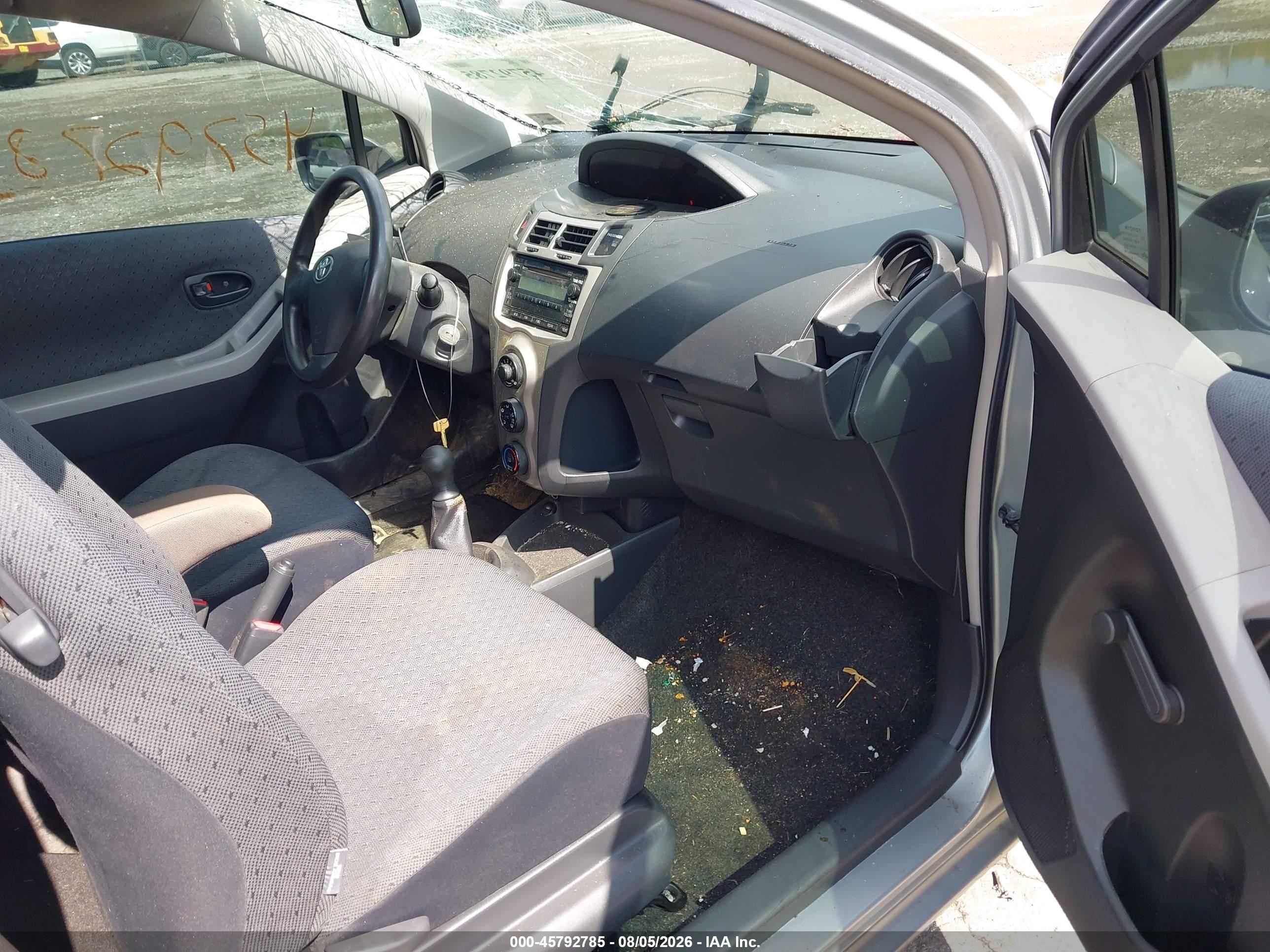 2009 Toyota Yaris   Silver vin: JTDJT903395224356
