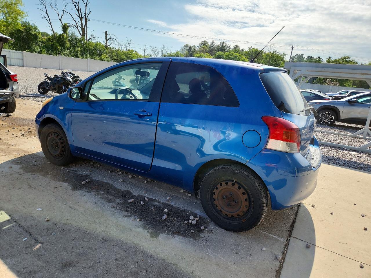 2009 Toyota Yaris Base Blue vin: JTDJT903395241898