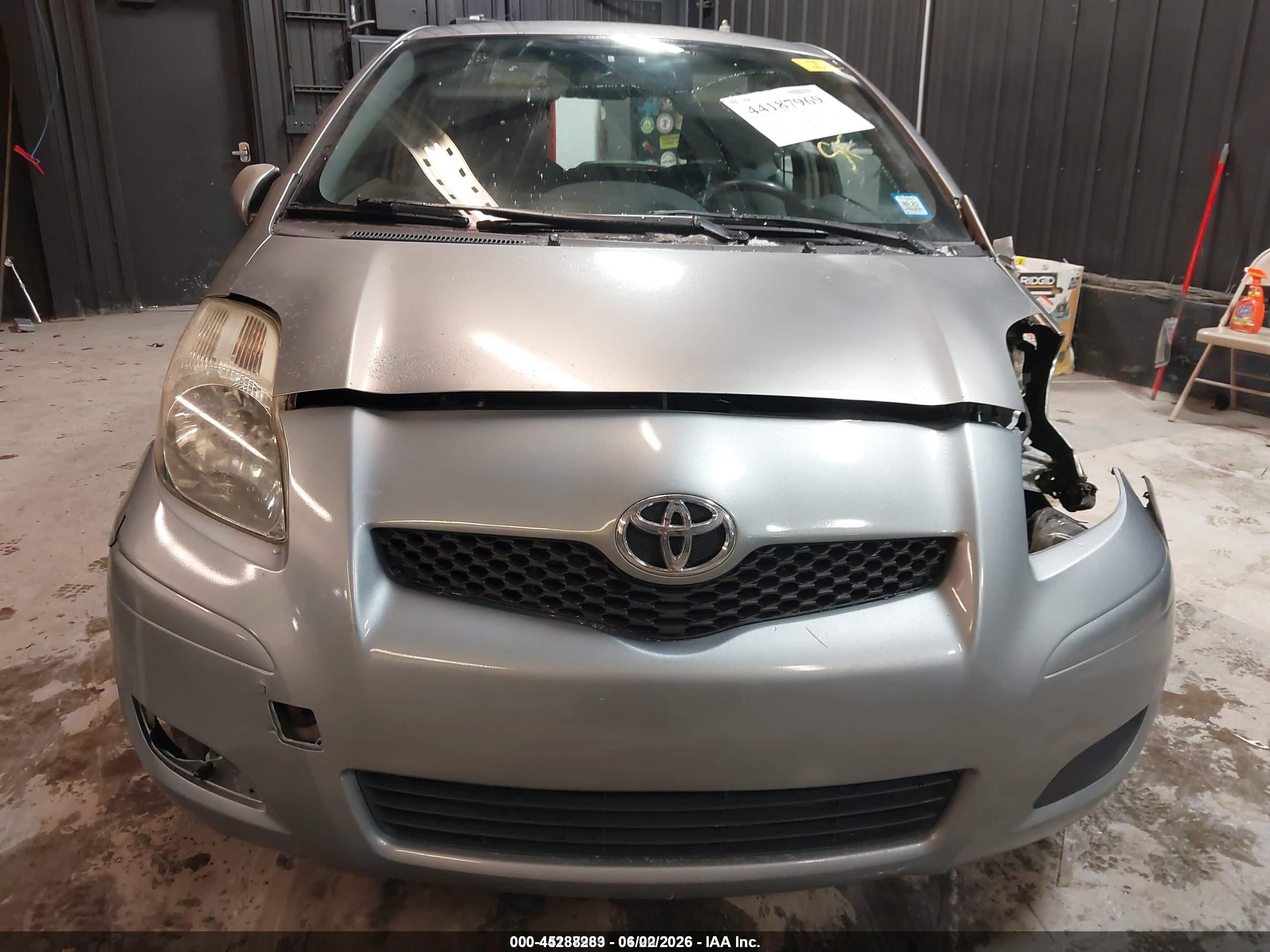 2009 Toyota Yaris   Silver vin: JTDJT903395246180