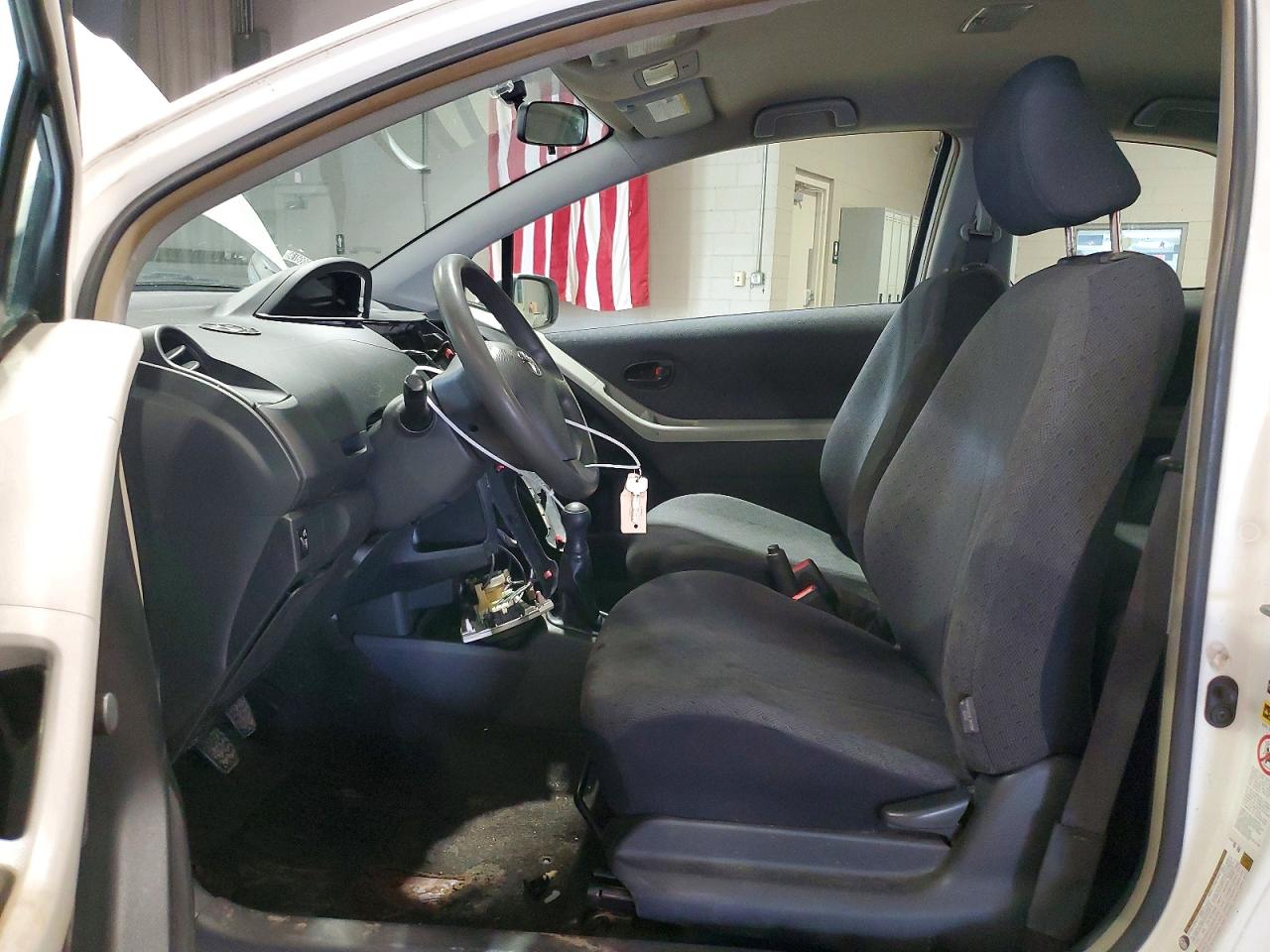 2009 Toyota Yaris Base Белый vin: JTDJT903495231669