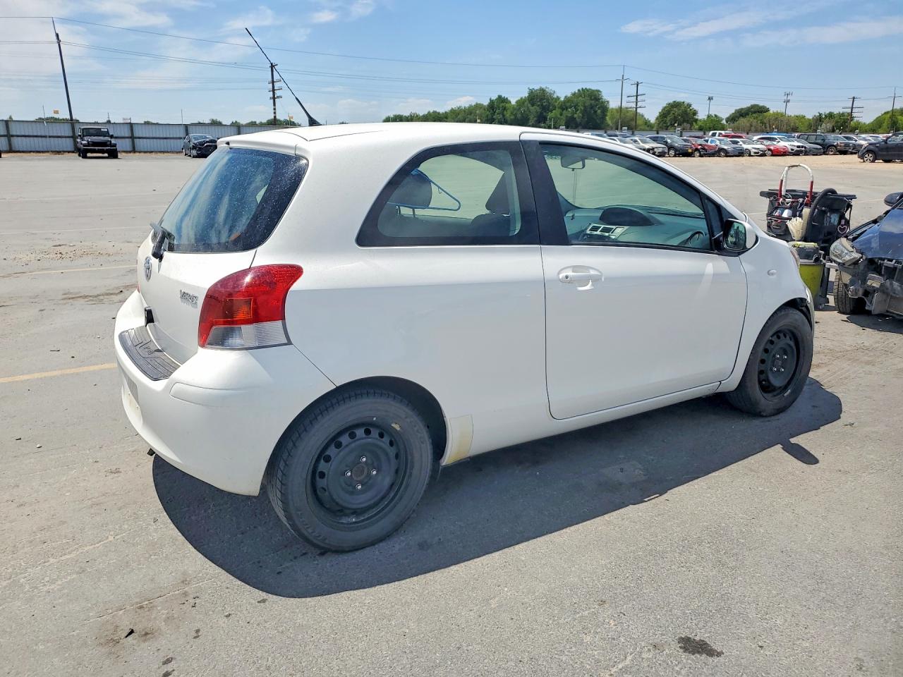 2009 Toyota Yaris Base White vin: JTDJT903495249248