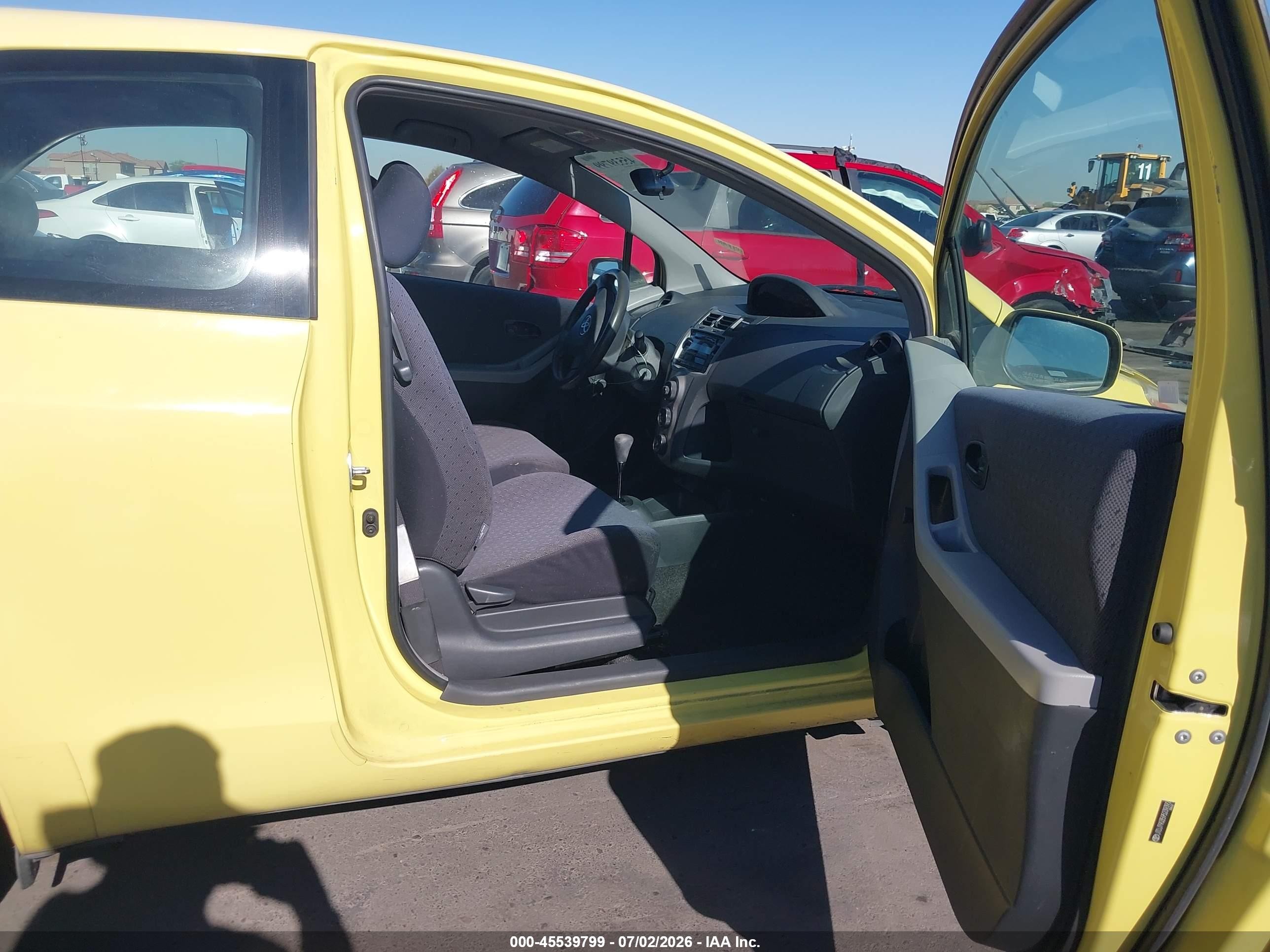 2009 Toyota Yaris   Желтый vin: JTDJT903595239392