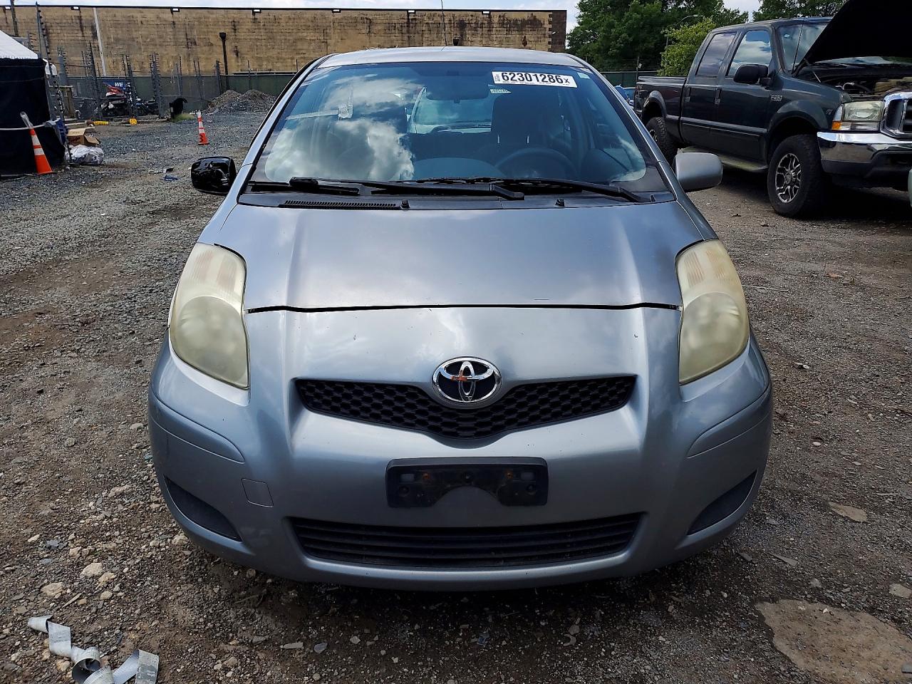 2009 Toyota Yaris Base Gray vin: JTDJT903695225503