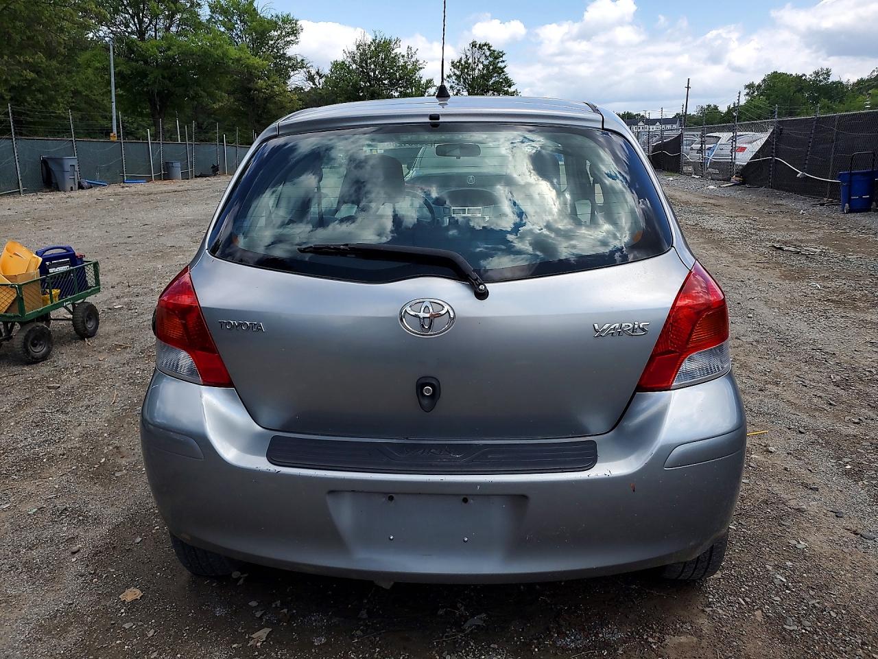 2009 Toyota Yaris Base Gray vin: JTDJT903695225503