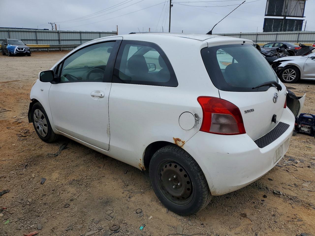 2007 Toyota Yaris Base White vin: JTDJT923075079061