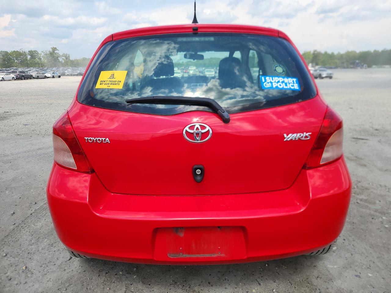 2007 Toyota Yaris Base Red vin: JTDJT923075108672