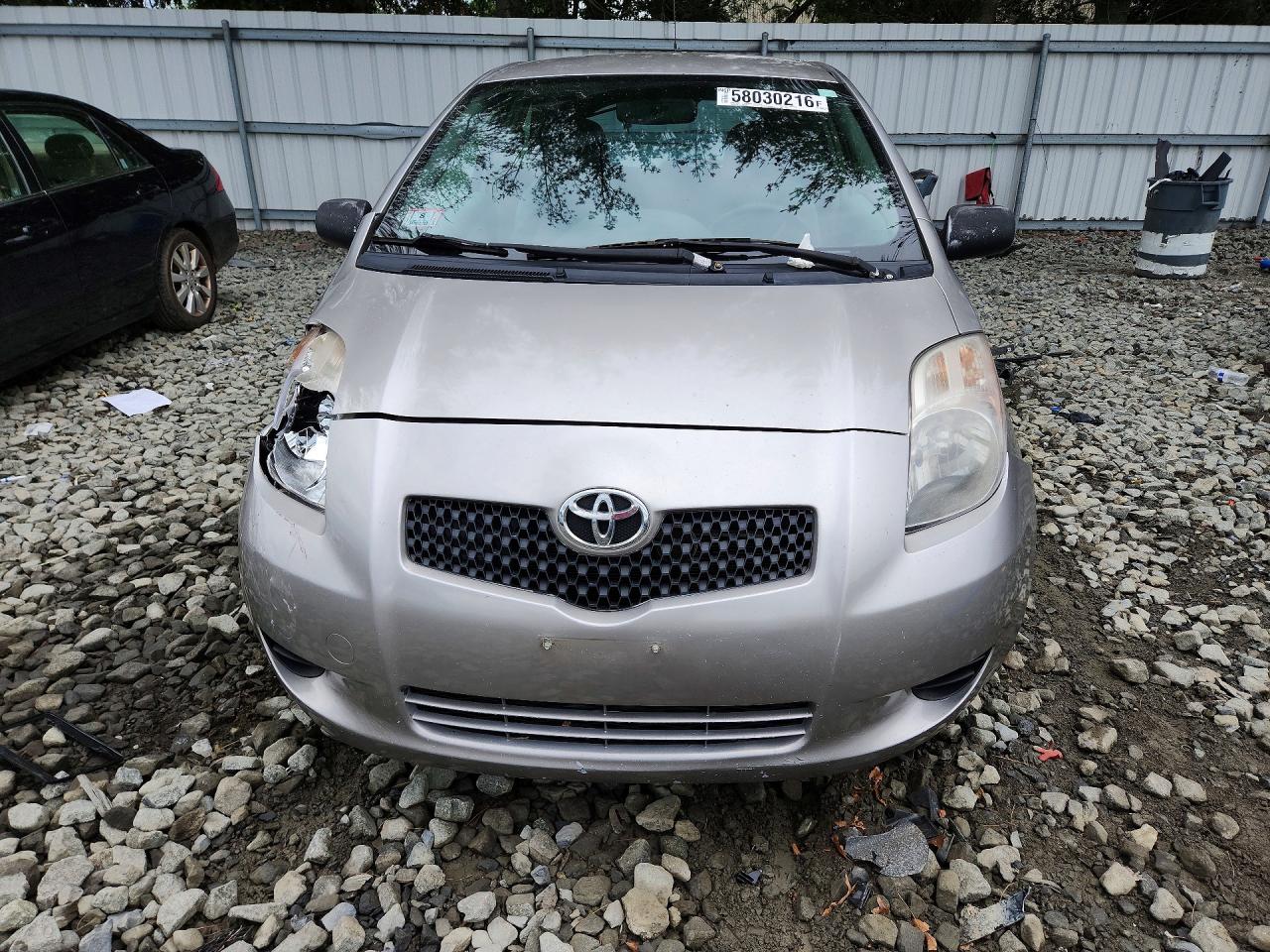 2008 Toyota Yaris Base Silver vin: JTDJT923085173992