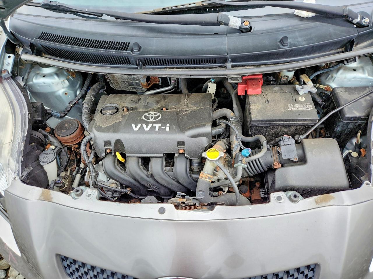 2008 Toyota Yaris Base Silver vin: JTDJT923085173992