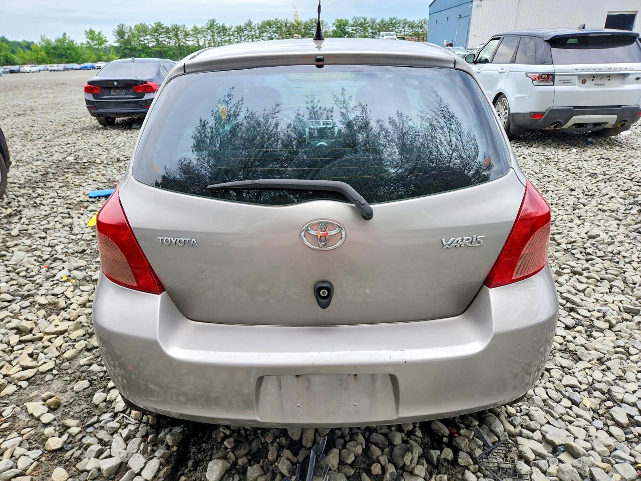 2008 Toyota Yaris Base Silver vin: JTDJT923085173992