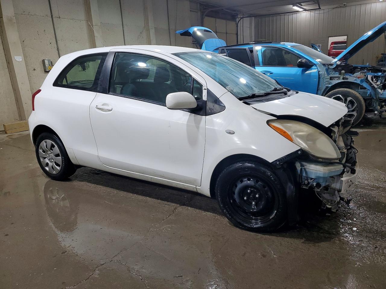 2008 Toyota Yaris Base White vin: JTDJT923085176228