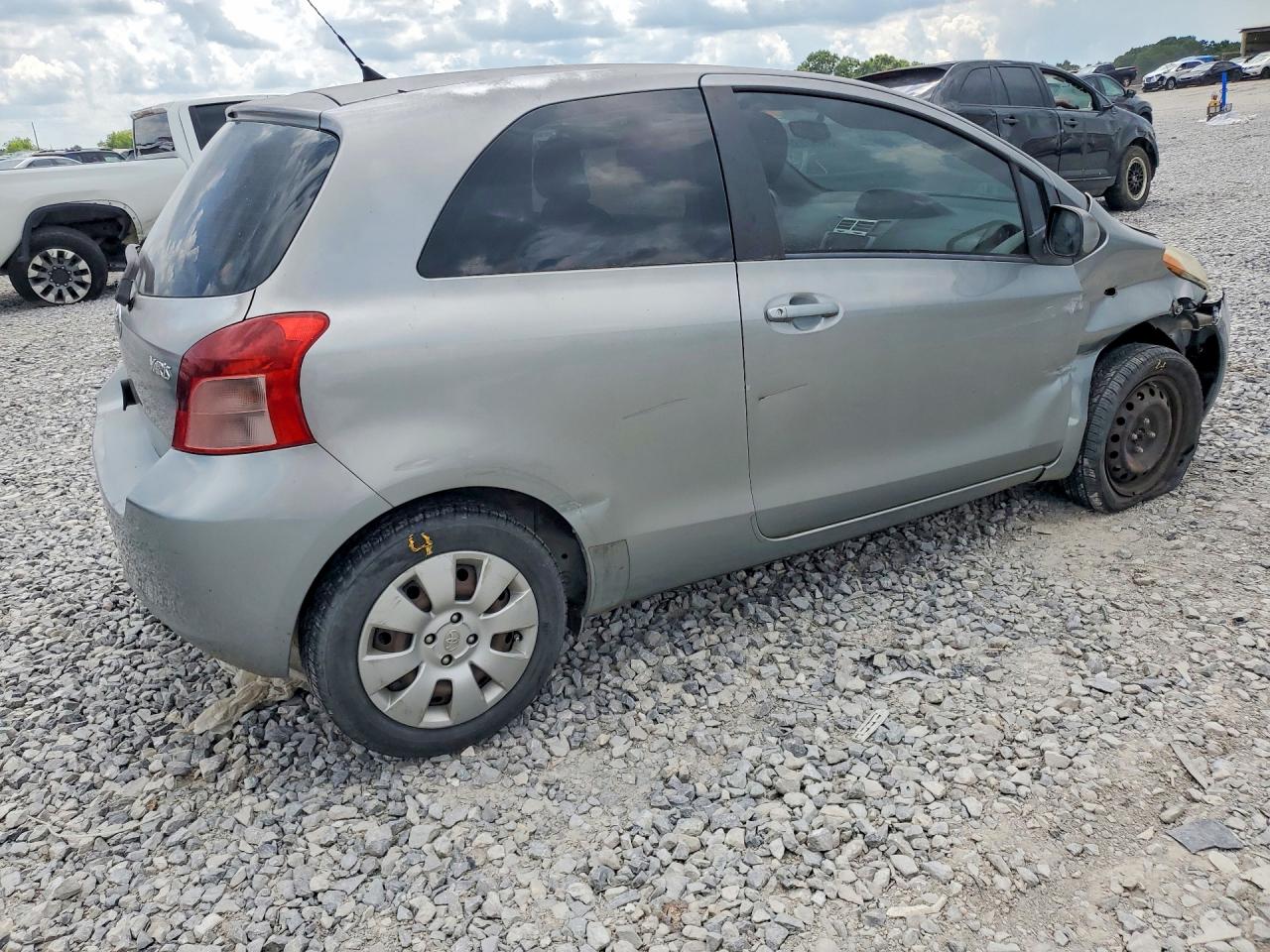2008 Toyota Yaris Base Silver vin: JTDJT923085179517
