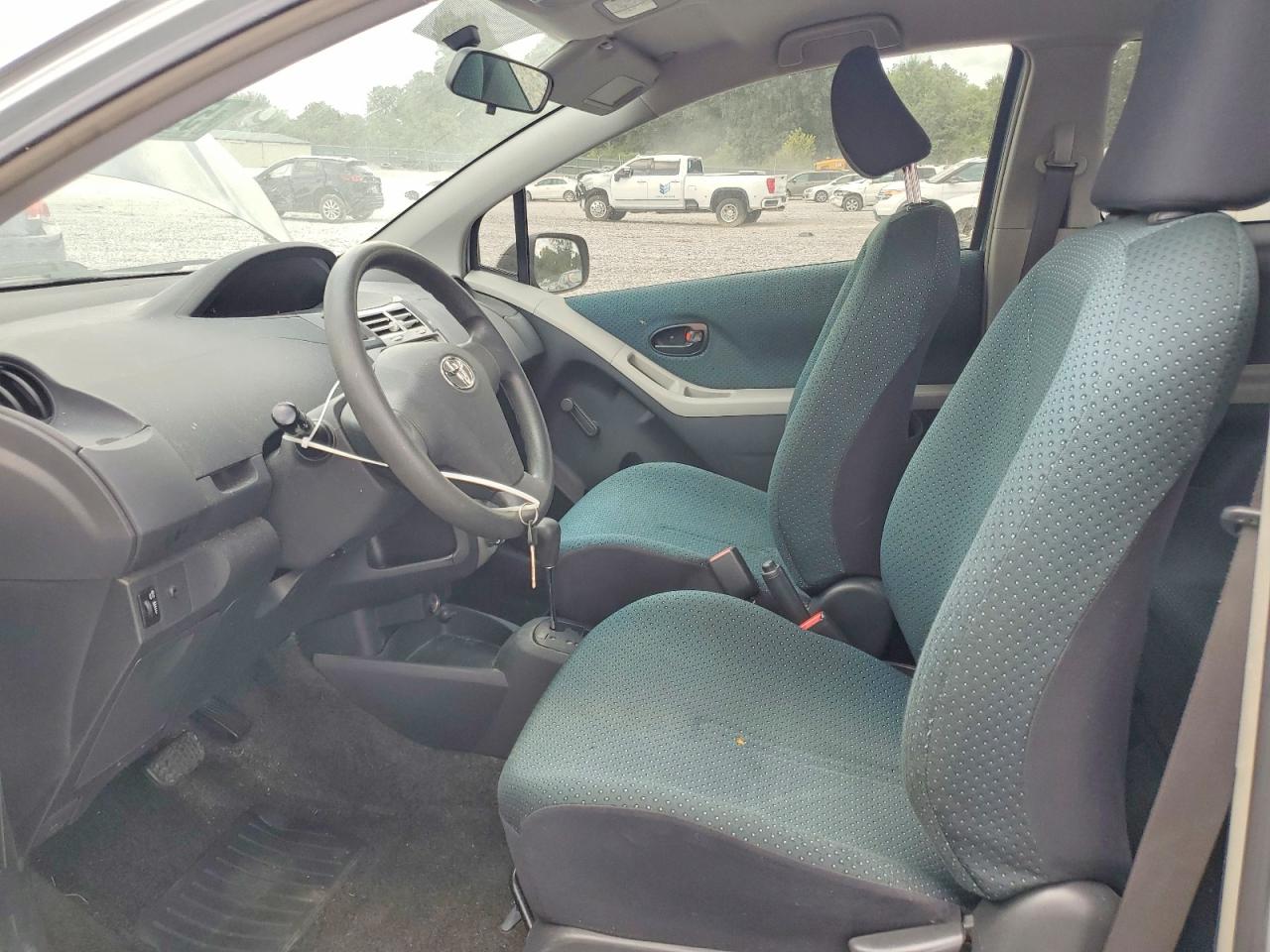 2008 Toyota Yaris Base Silver vin: JTDJT923085179517