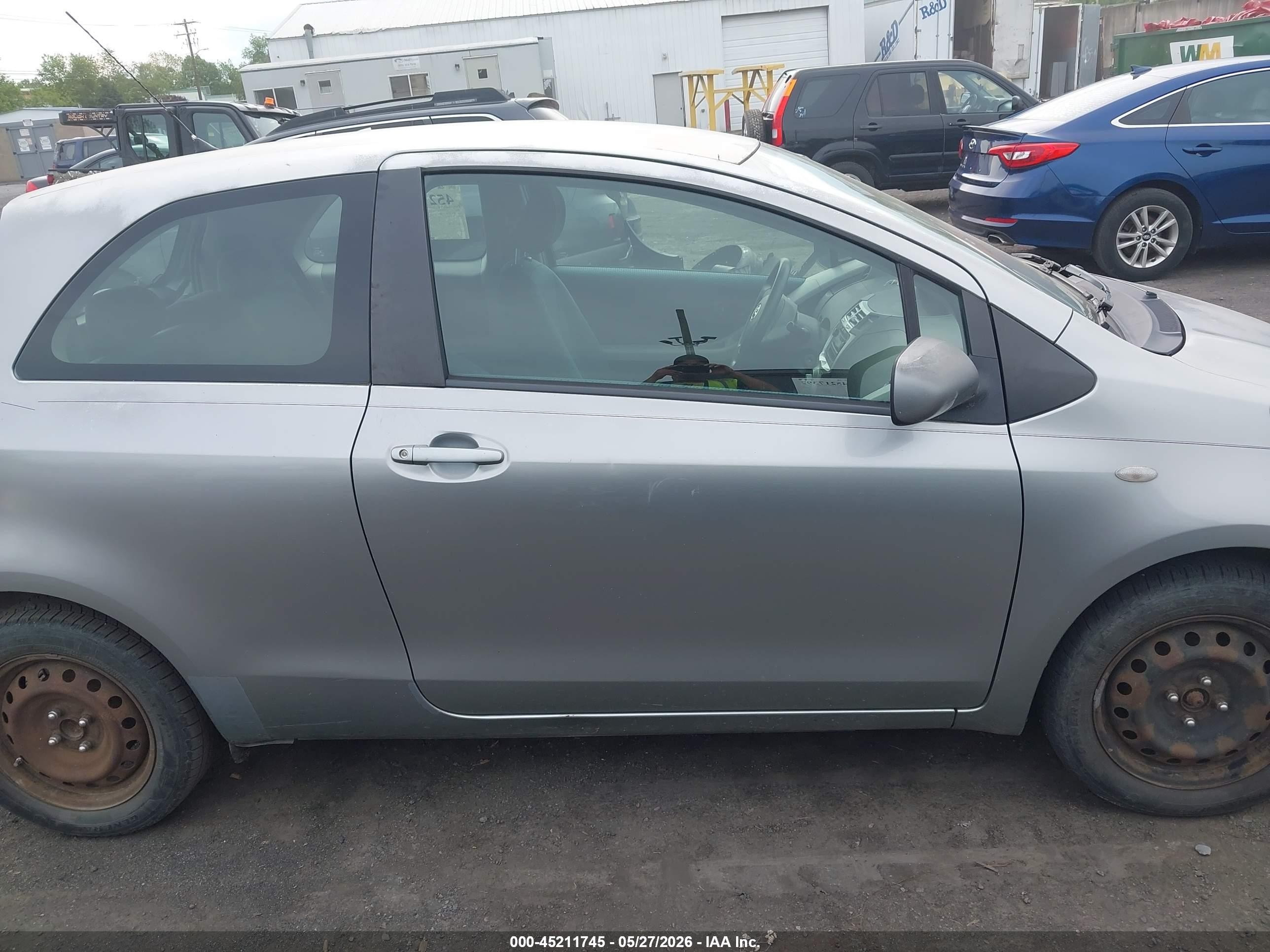 2008 Toyota Yaris   Gray vin: JTDJT923085193658