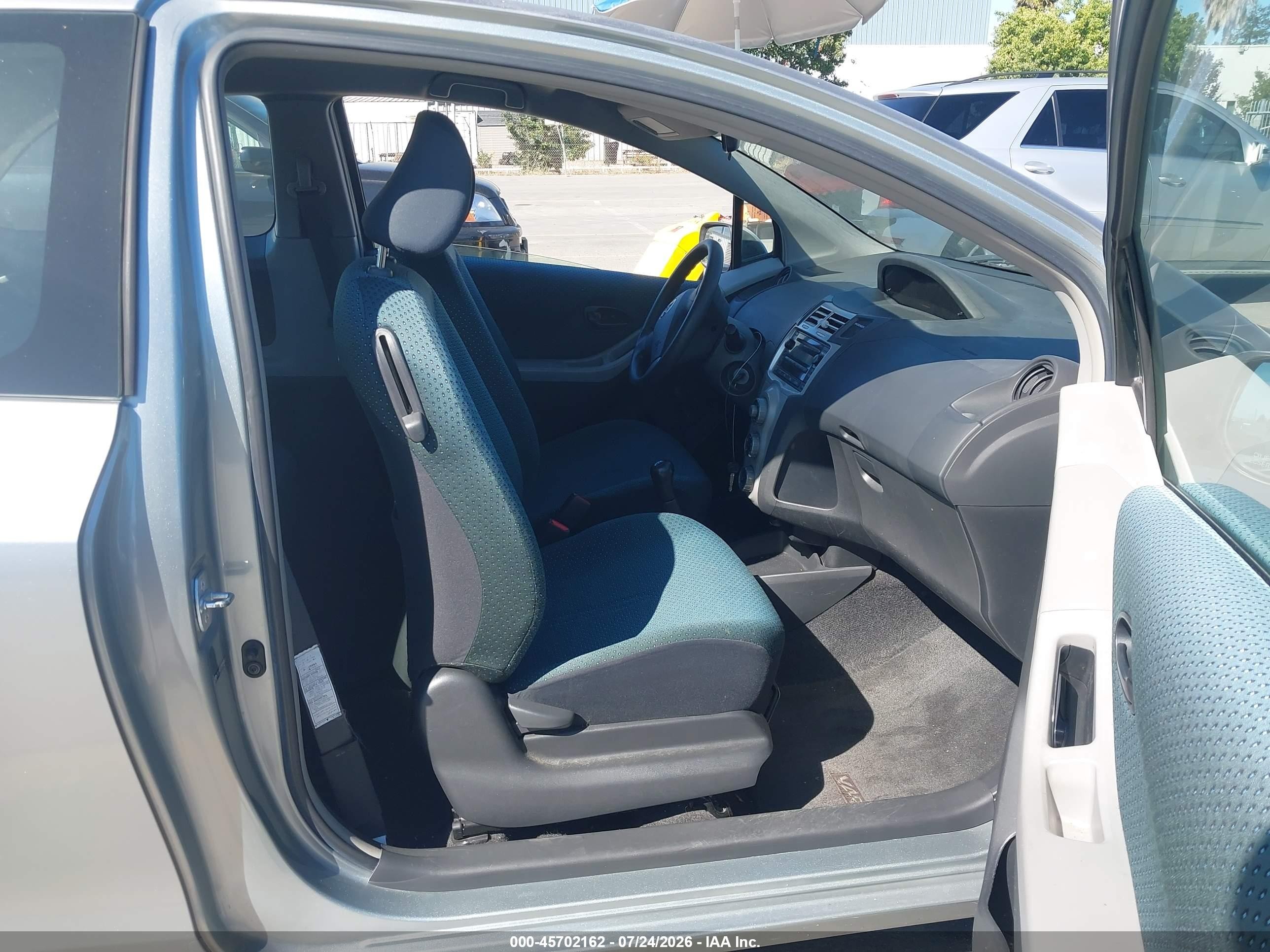 2007 Toyota Yaris   Серебряный vin: JTDJT923775099453
