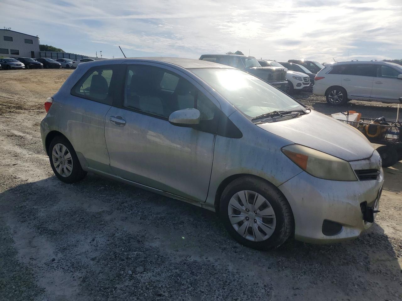 2012 Toyota Yaris 3-door L Серебряный vin: JTDJTUD30CD506450