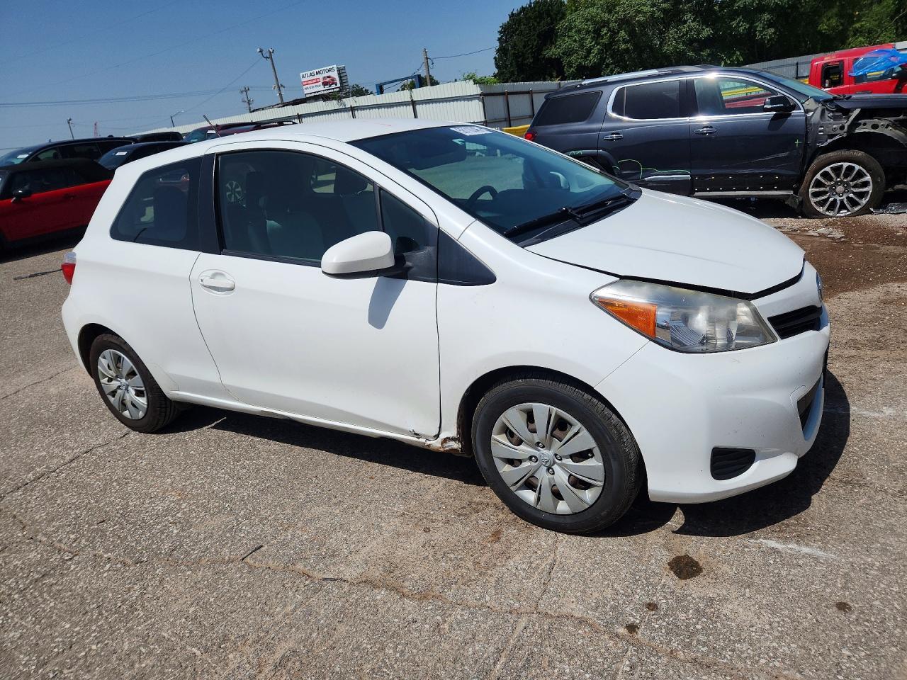 2012 Toyota Yaris 3-door Le White vin: JTDJTUD30CD507792