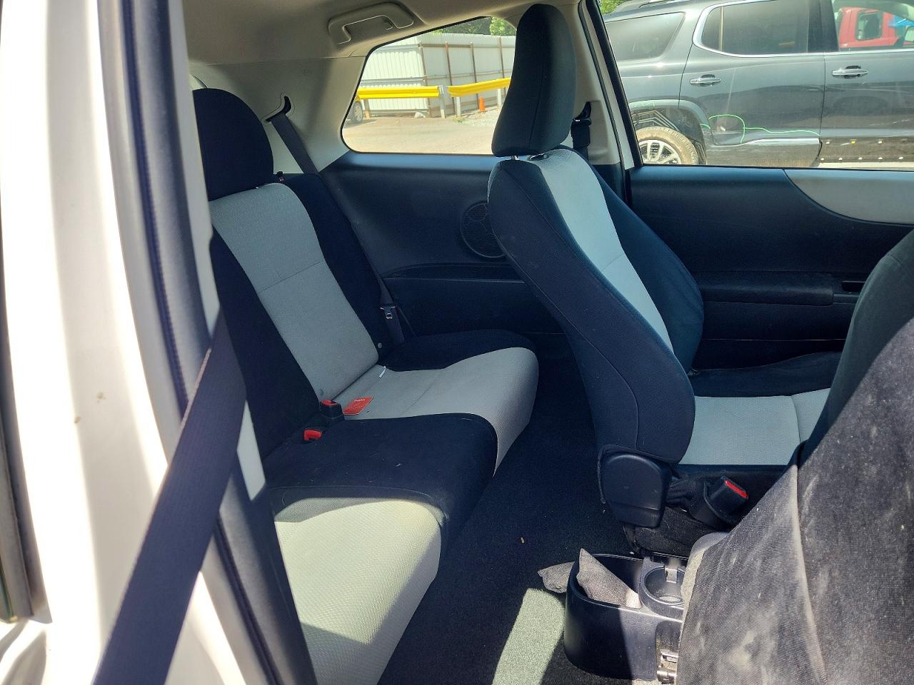 2012 Toyota Yaris 3-door Le White vin: JTDJTUD30CD507792
