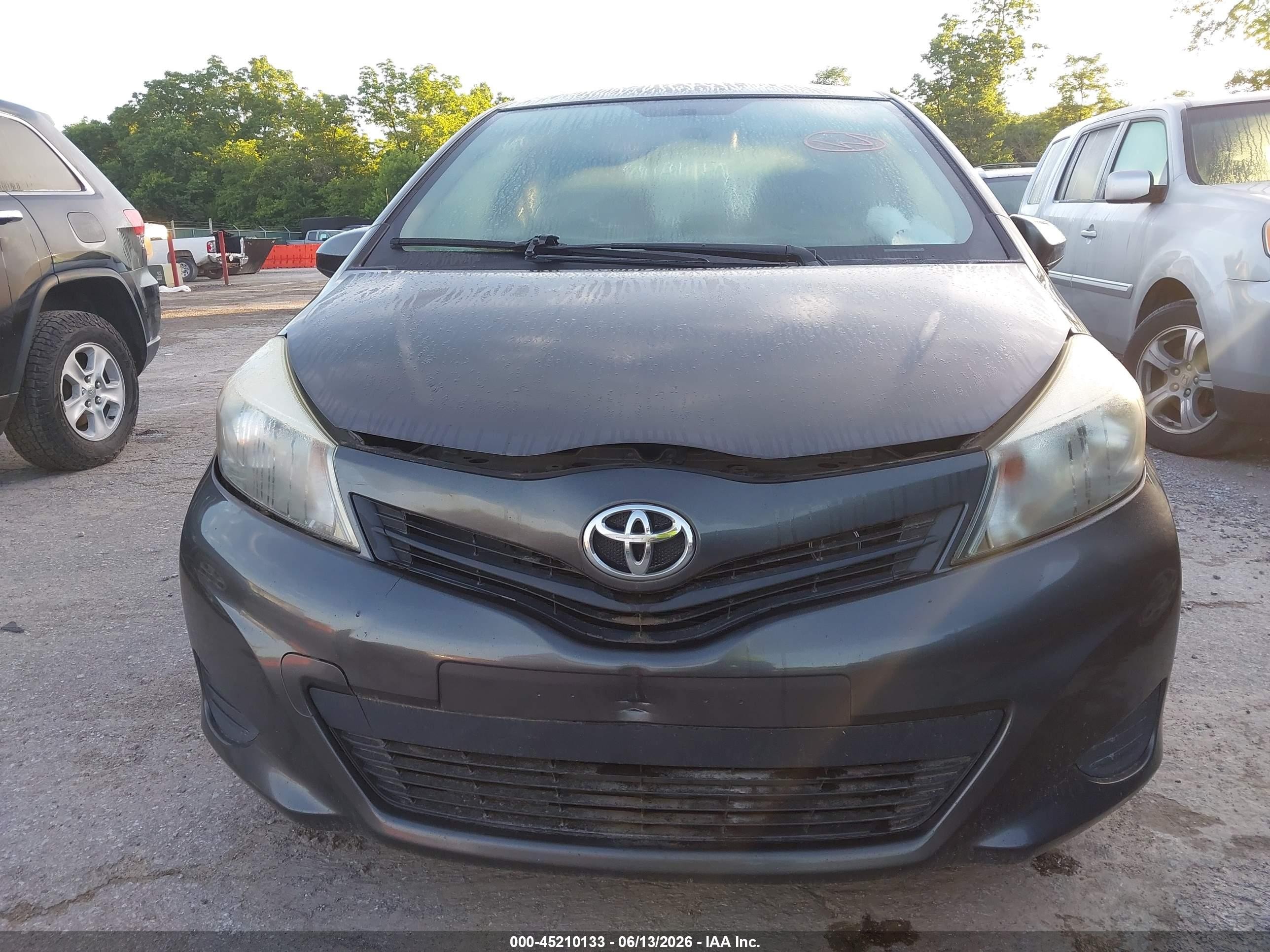 2012 Toyota Yaris Le Gray vin: JTDJTUD30CD508733
