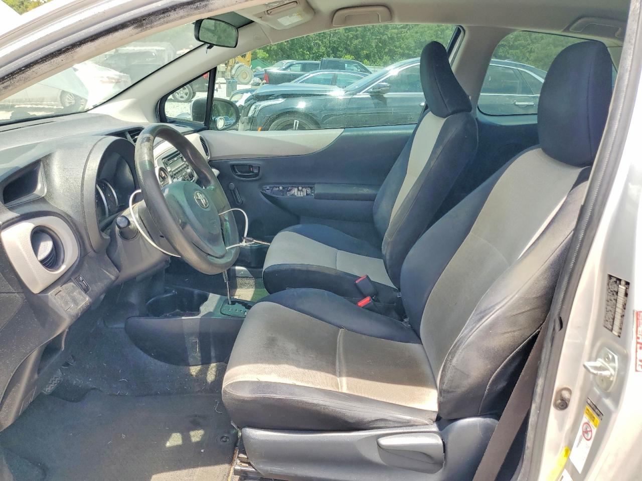 2012 Toyota Yaris 3-door L Silver vin: JTDJTUD34CD511358