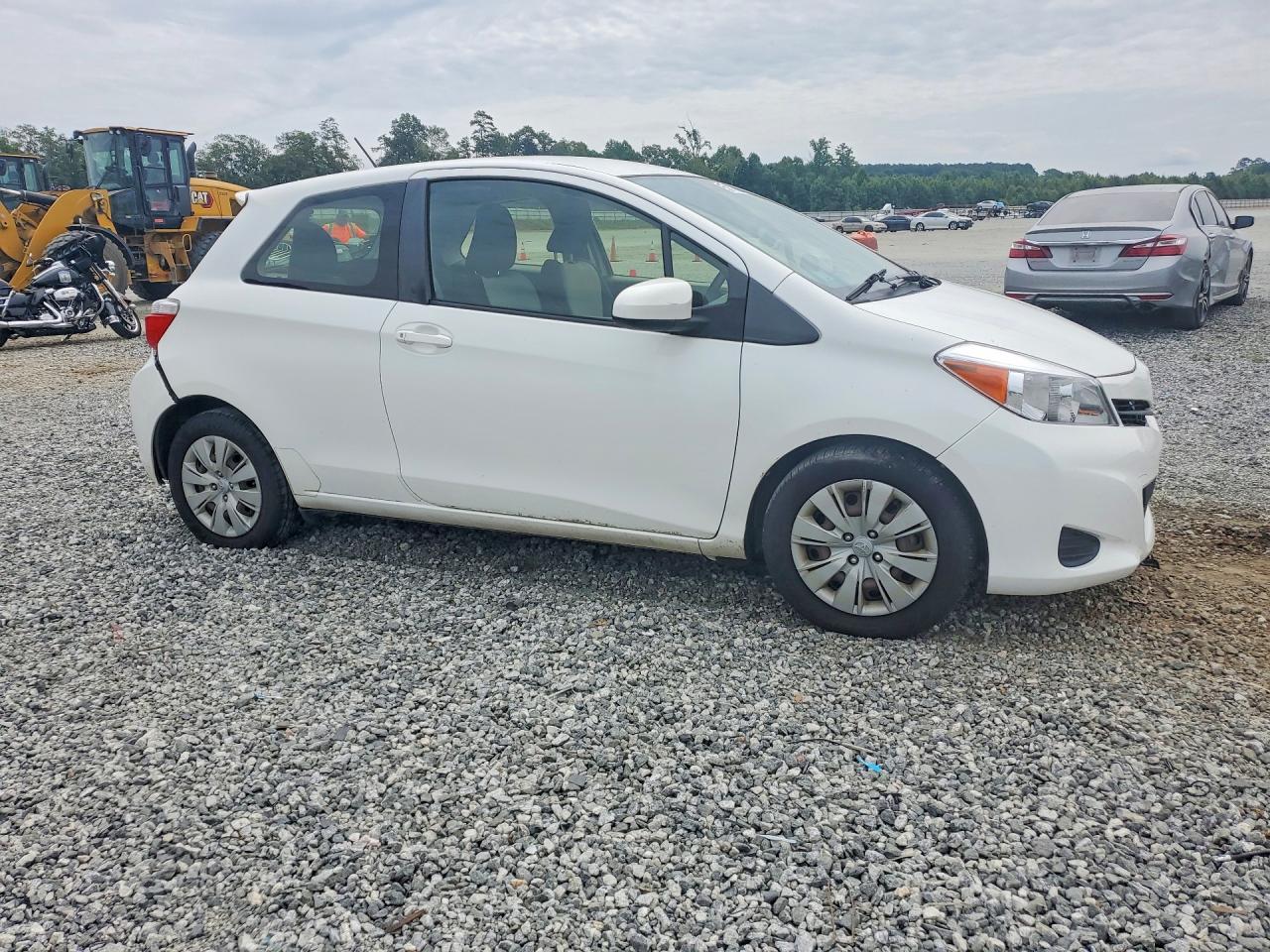 2012 Toyota Yaris 3-door L Белый vin: JTDJTUD35CD541436