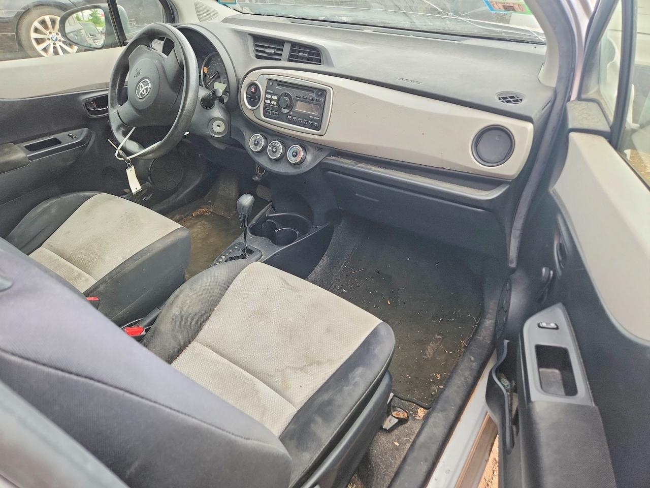 2014 Toyota Yaris 3-door L Серебряный vin: JTDJTUD35ED585276