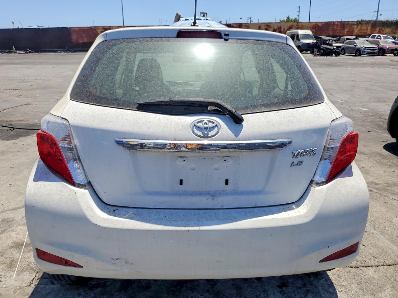 2012 Toyota Yaris 3-door Le White vin: JTDJTUD37CD507014