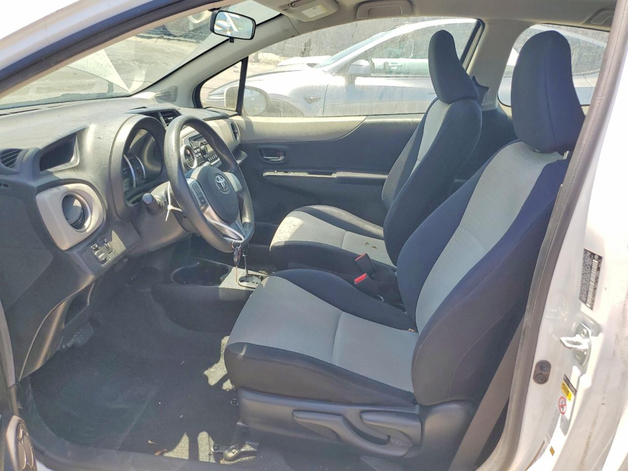 2012 Toyota Yaris 3-door Le White vin: JTDJTUD37CD507014