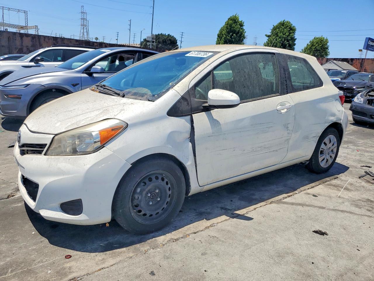 2012 Toyota Yaris 3-door Le White vin: JTDJTUD37CD507014