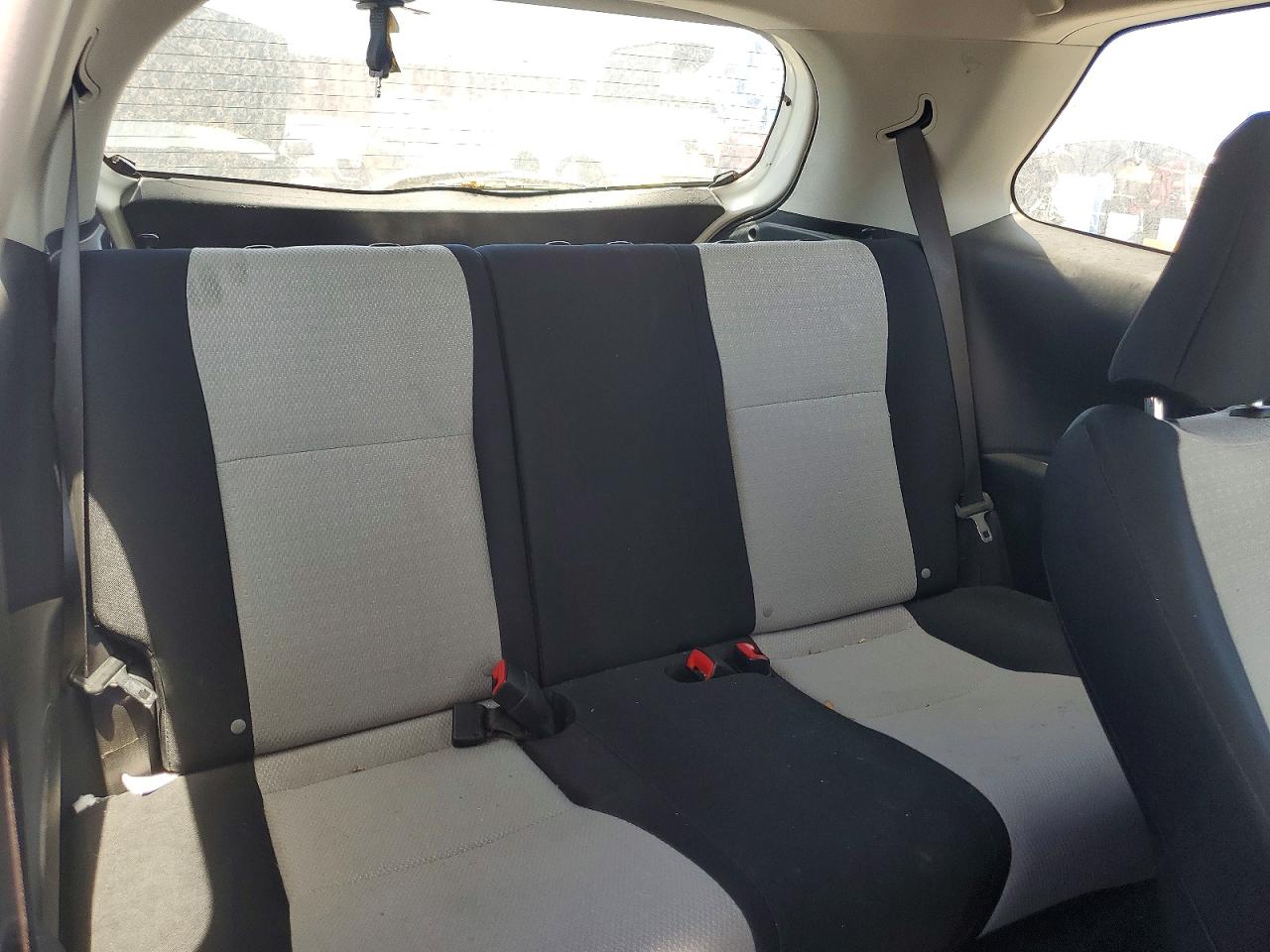 2012 Toyota Yaris 3-door Le White vin: JTDJTUD37CD507014