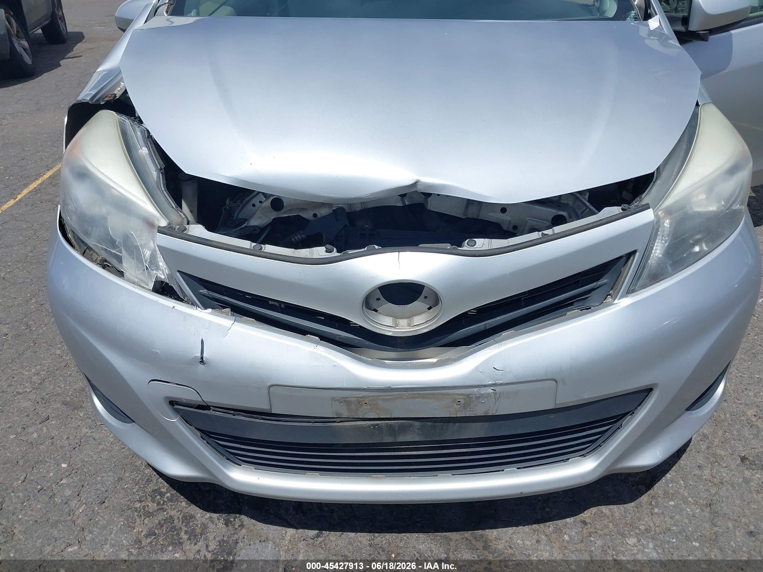2013 Toyota Yaris Le Серебряный vin: JTDJTUD38DD552884