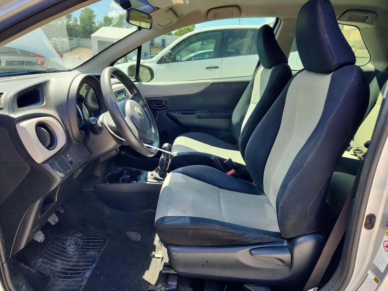 2012 Toyota Yaris 3-door L Silver vin: JTDJTUD39CD520623