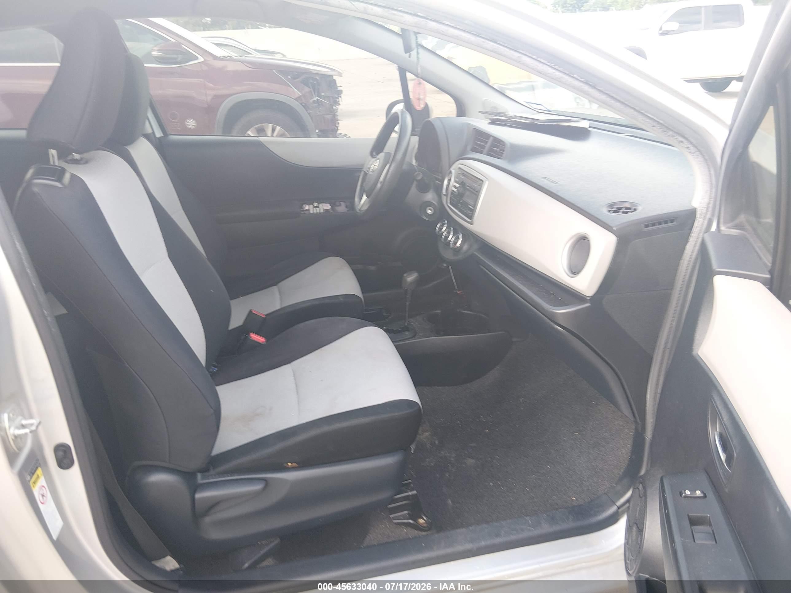 2012 Toyota Yaris Le Серебряный vin: JTDJTUD3XCD528780