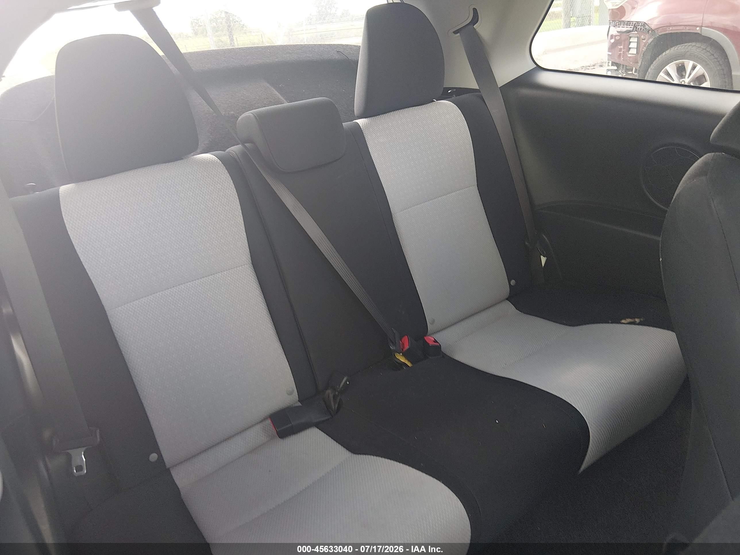 2012 Toyota Yaris Le Серебряный vin: JTDJTUD3XCD528780