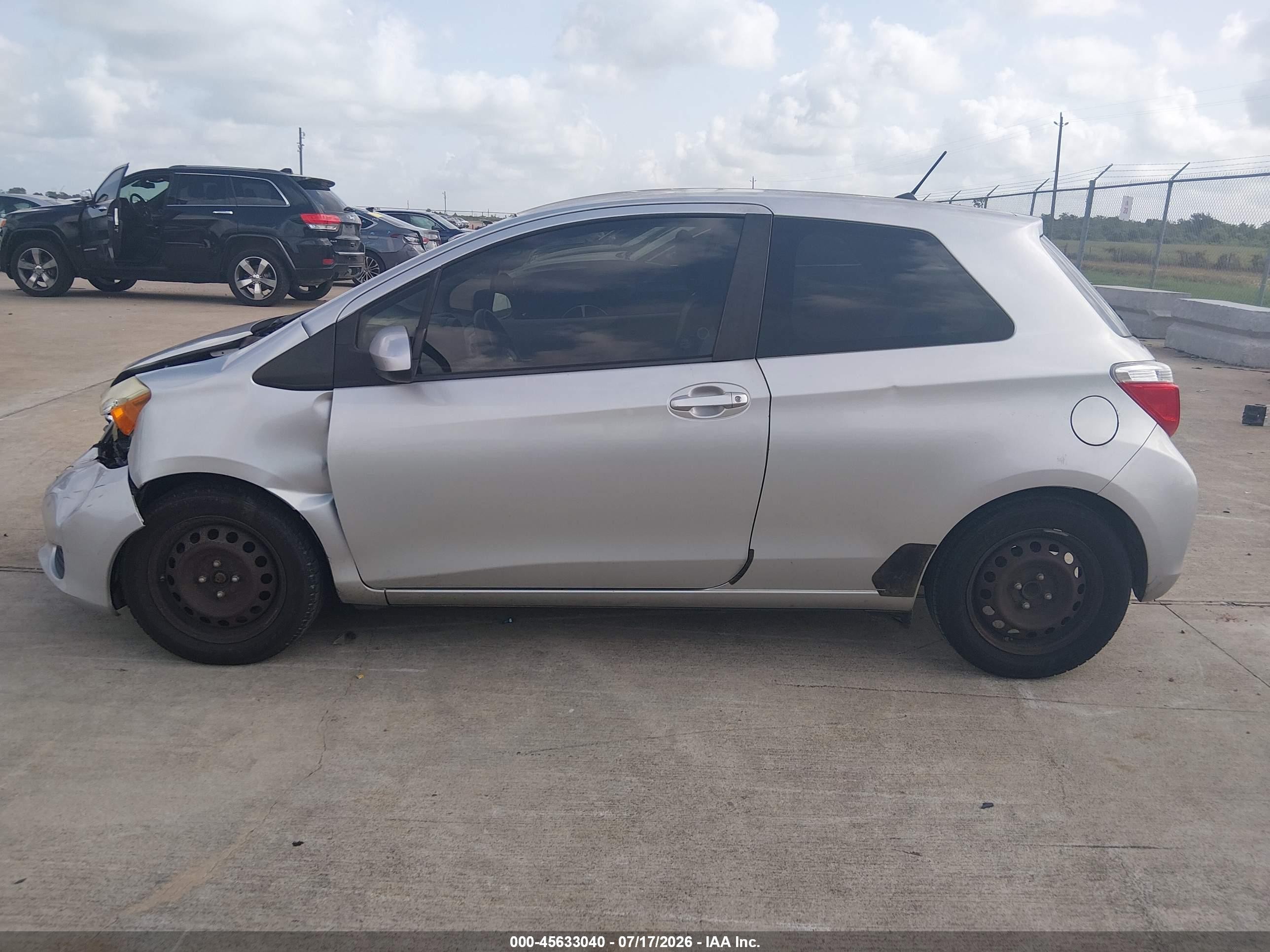 2012 Toyota Yaris Le Серебряный vin: JTDJTUD3XCD528780