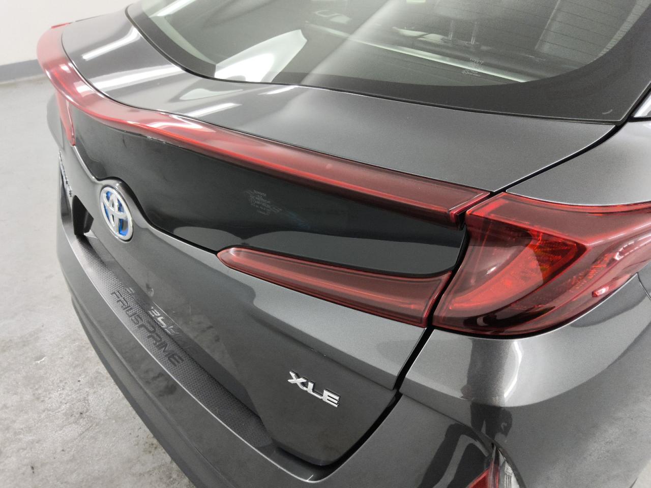 2022 Toyota Prius Prime Xle Серый vin: JTDKAMFP0N3219502 Damage: Deck Lid, Heavy Scratch, 1/8 To 1/2 Inch