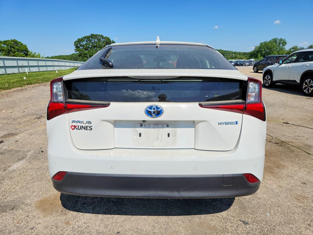 2022 Toyota Prius Le White vin: JTDKAMFU4N3156748