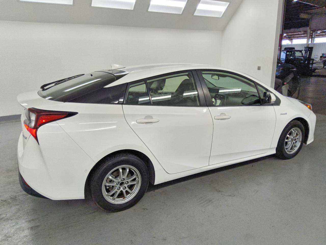 2021 Toyota Prius Le White vin: JTDKAMFU5M3148396