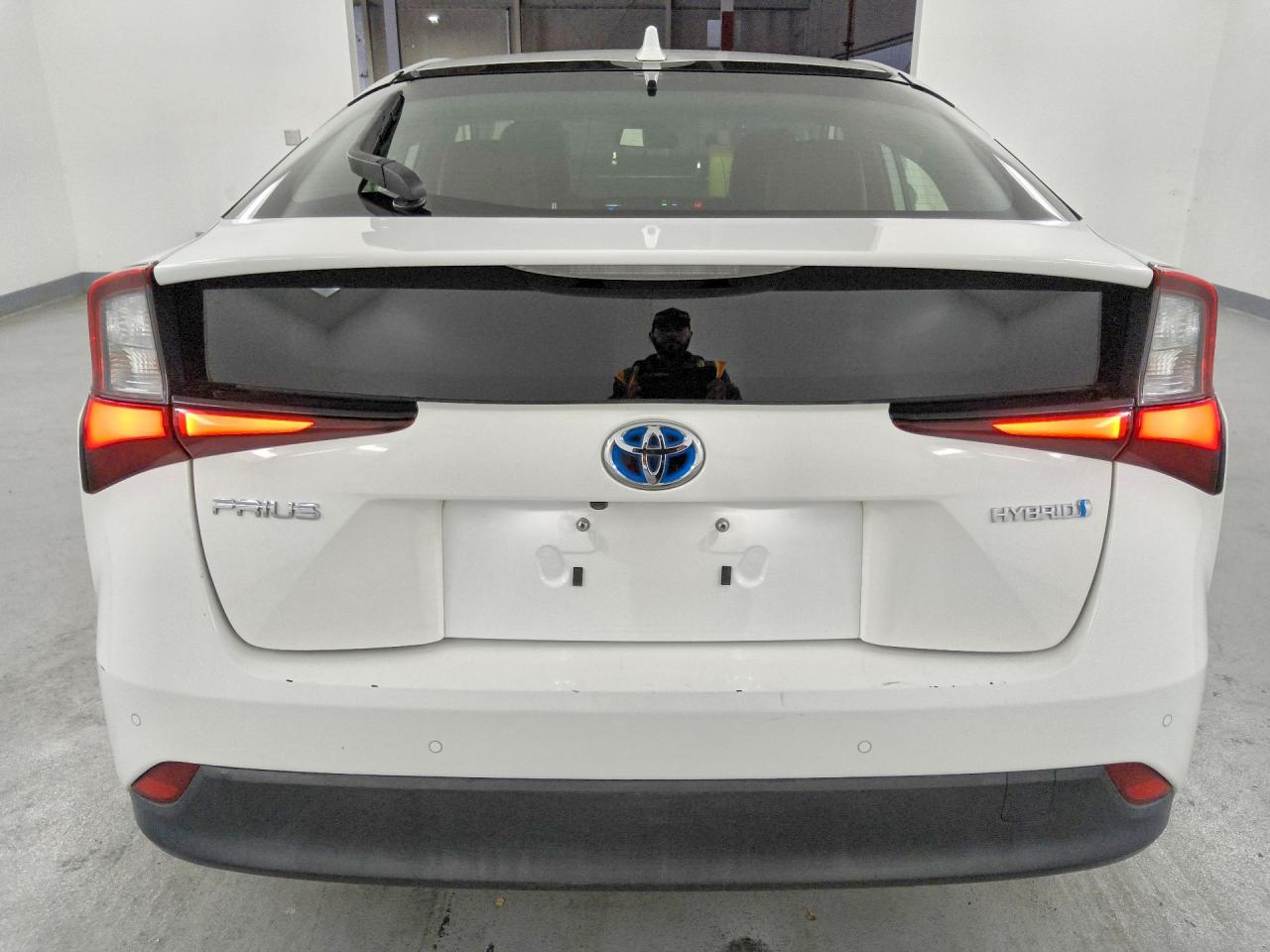 2021 Toyota Prius Le White vin: JTDKAMFU5M3148396