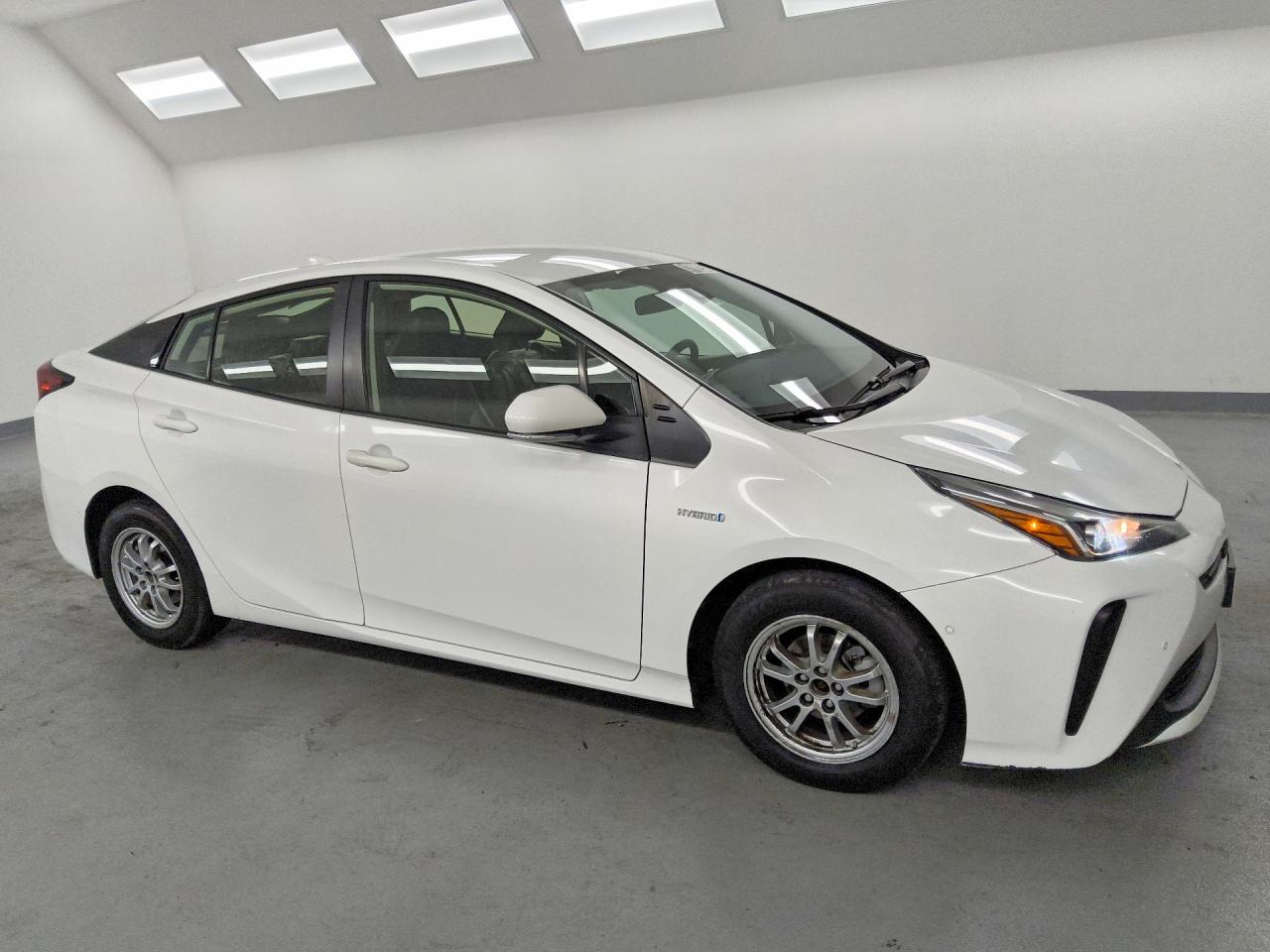 2021 Toyota Prius Le White vin: JTDKAMFU5M3148396