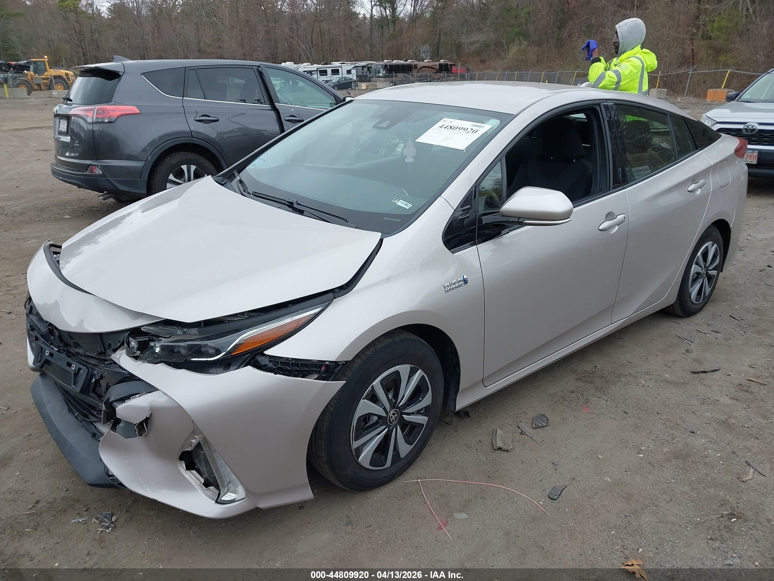 2018 Toyota Prius Prime Plus Серебряный vin: JTDKARFP1J3080665
