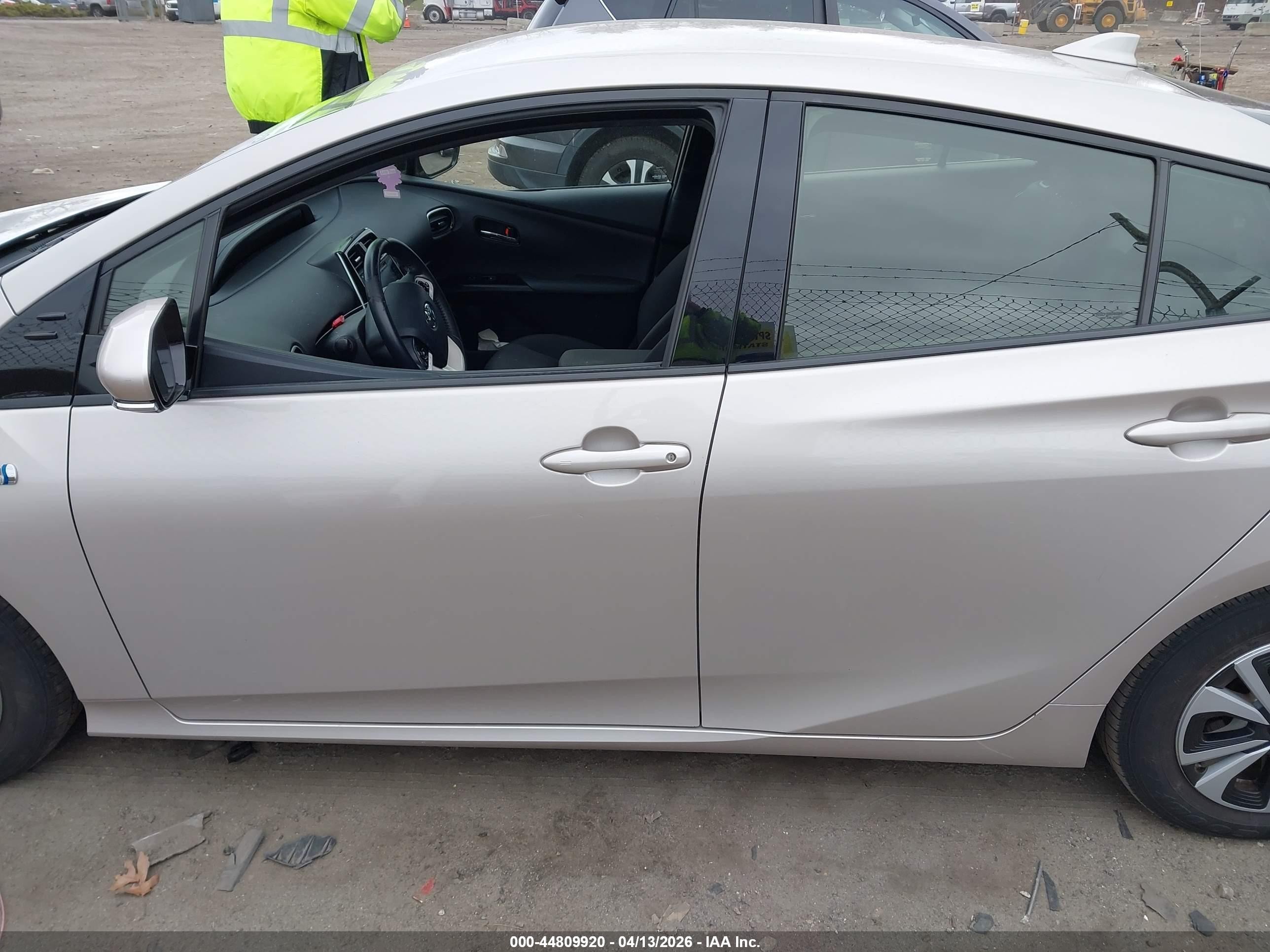 2018 Toyota Prius Prime Plus Серебряный vin: JTDKARFP1J3080665