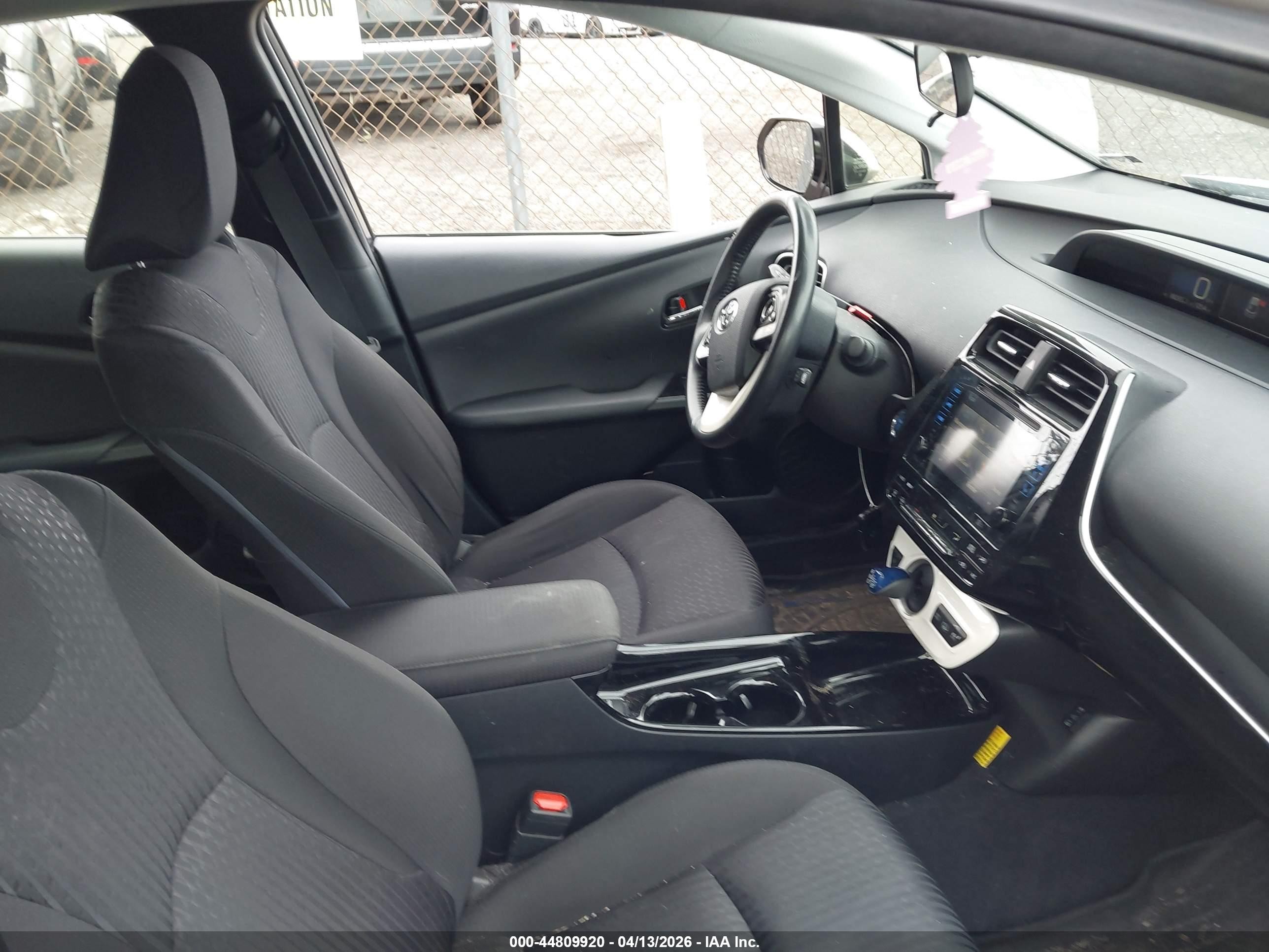 2018 Toyota Prius Prime Plus Серебряный vin: JTDKARFP1J3080665