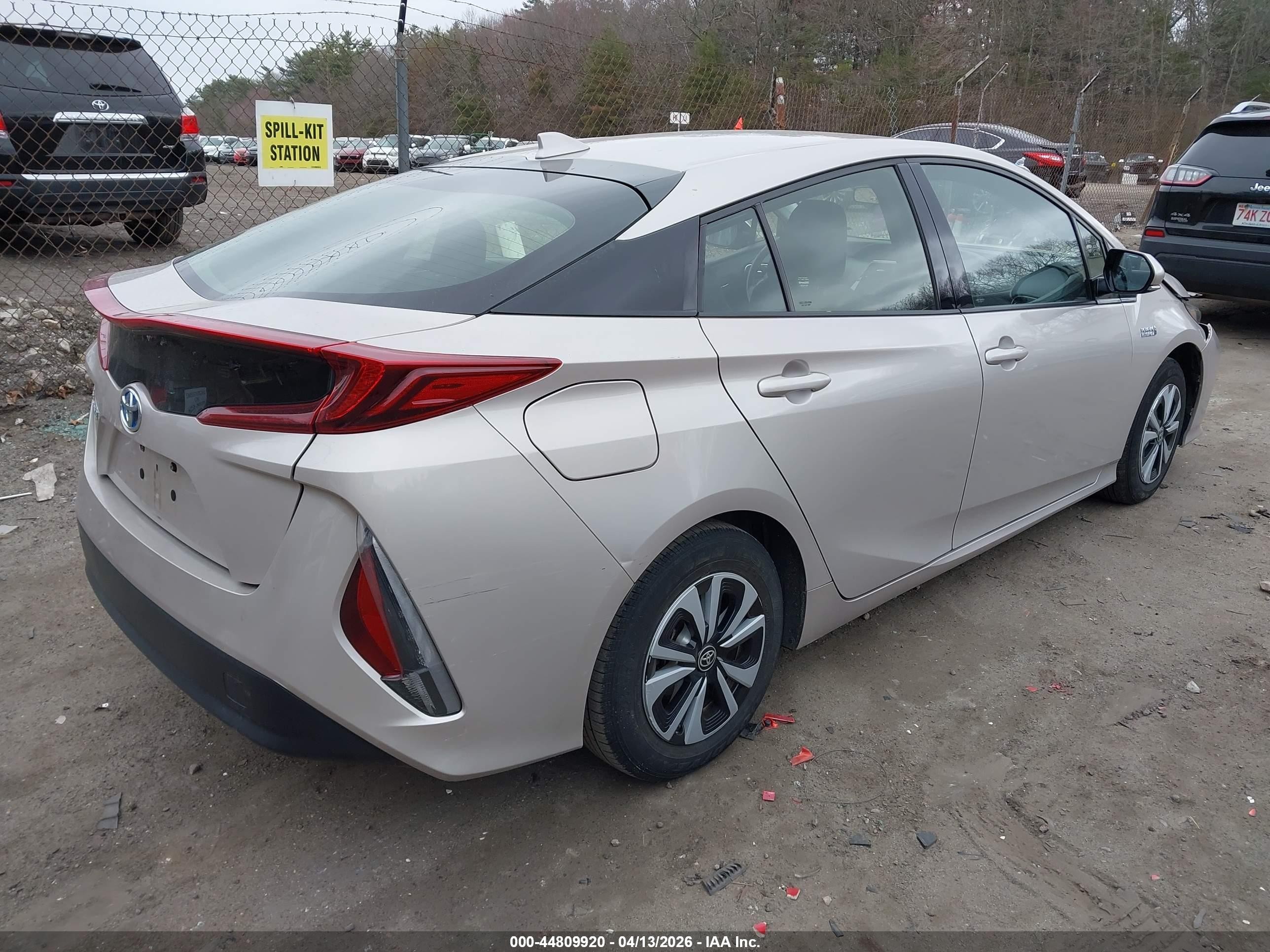 2018 Toyota Prius Prime Plus Серебряный vin: JTDKARFP1J3080665