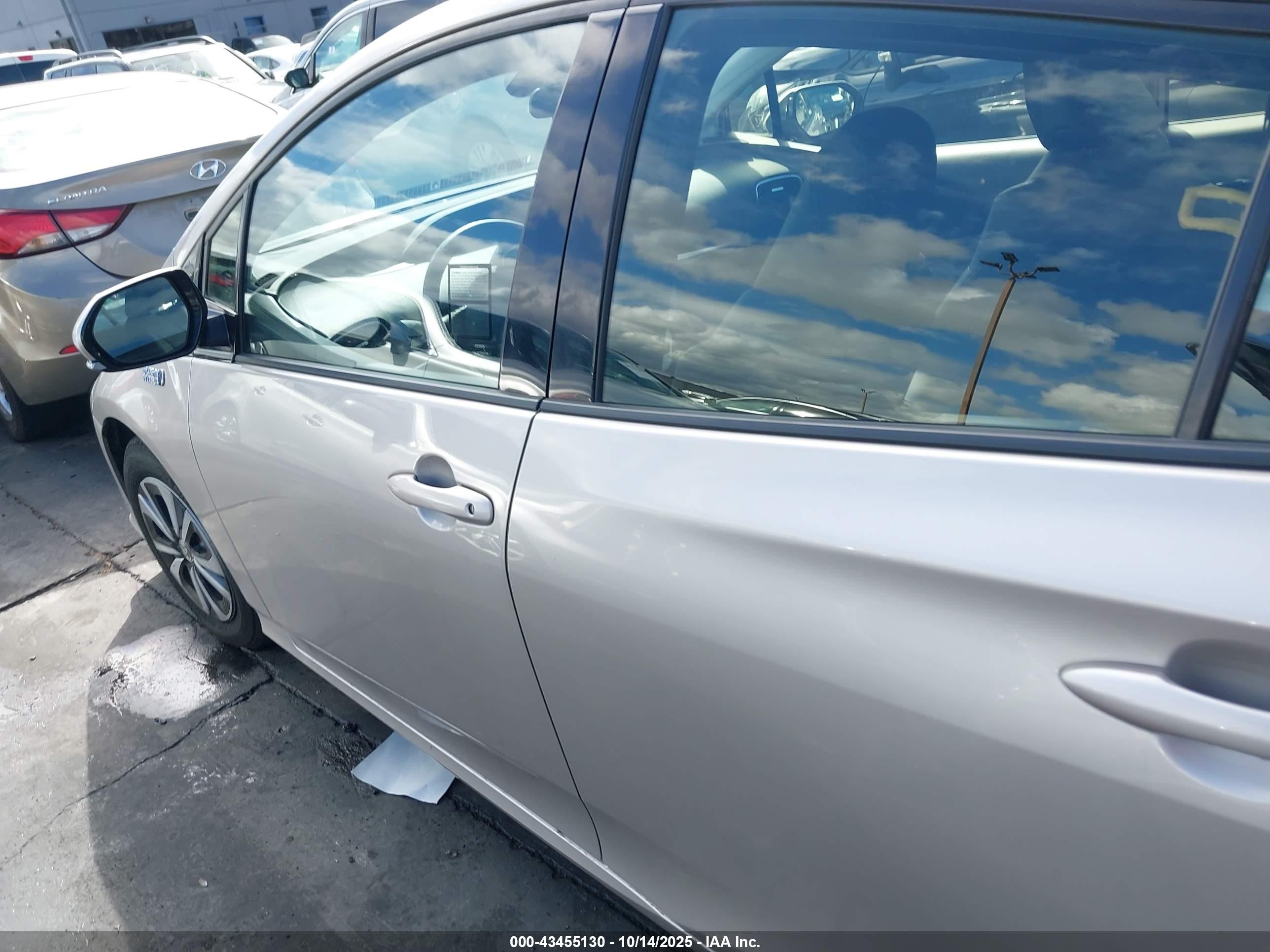 2018 Toyota Prius Prime Premium Silver vin: JTDKARFP1J3088331