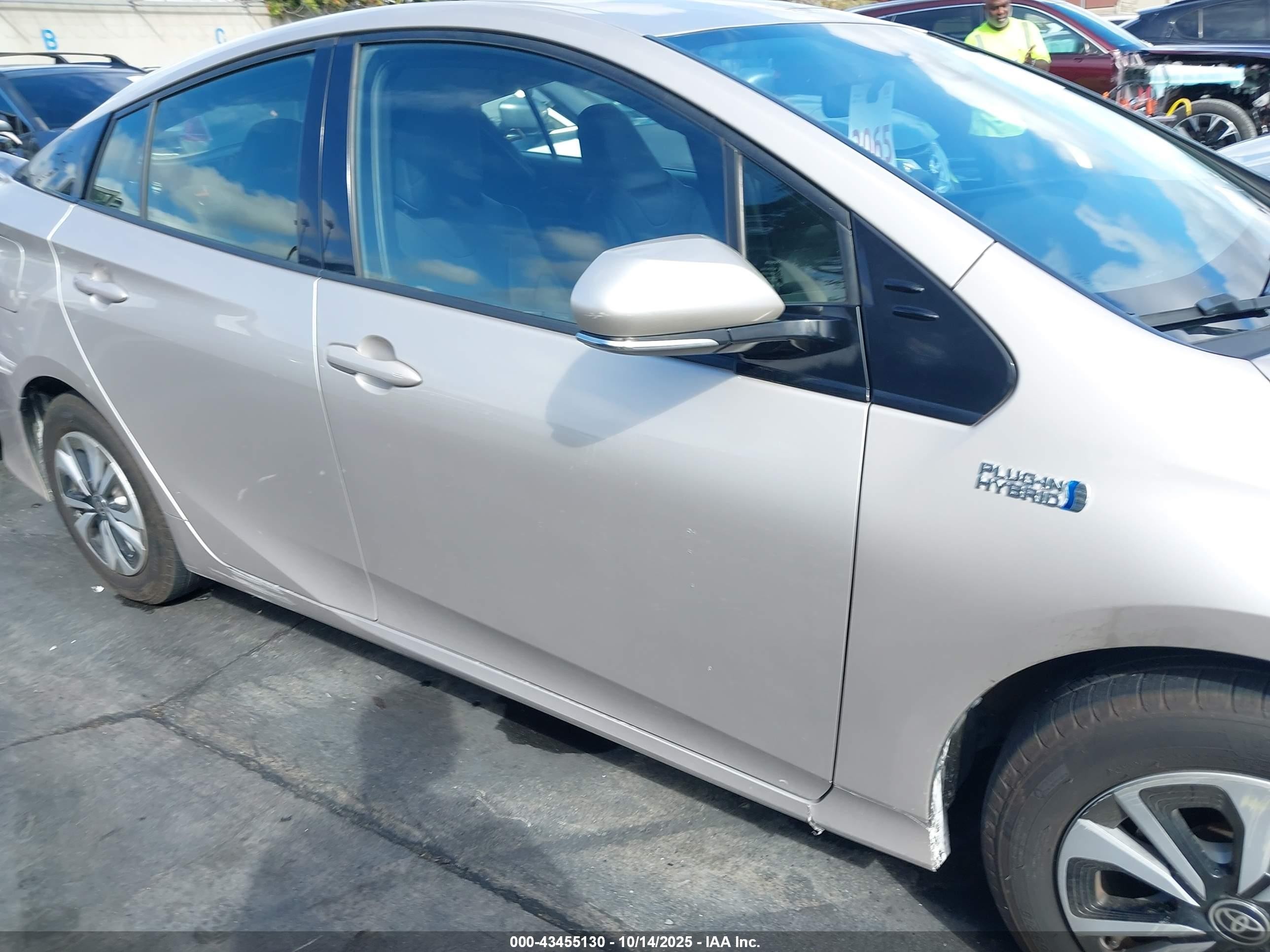 2018 Toyota Prius Prime Premium Silver vin: JTDKARFP1J3088331