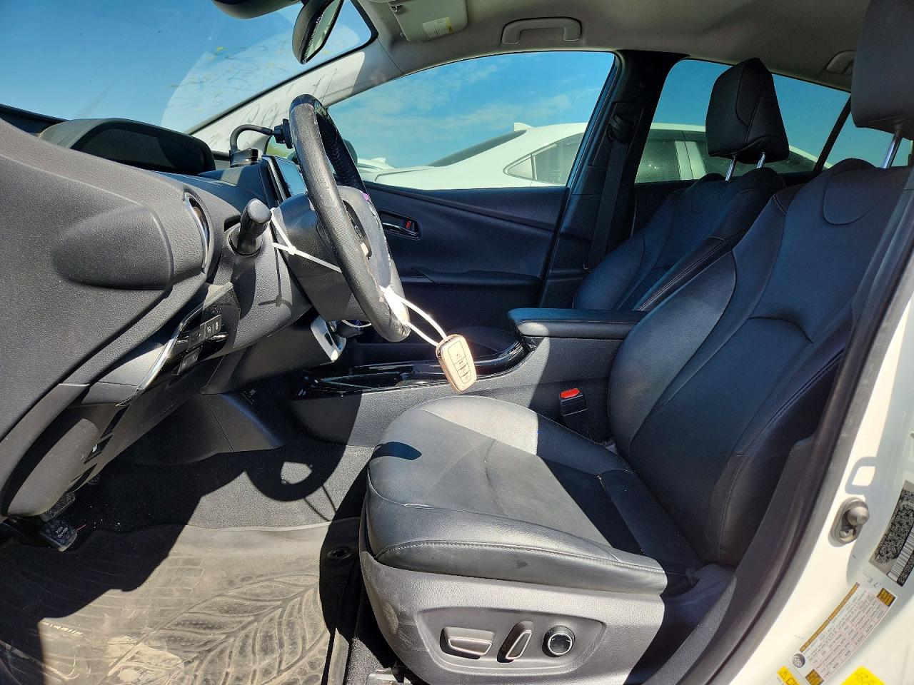 2017 Toyota Prius Prime Advanced Серебряный vin: JTDKARFP5H3013643