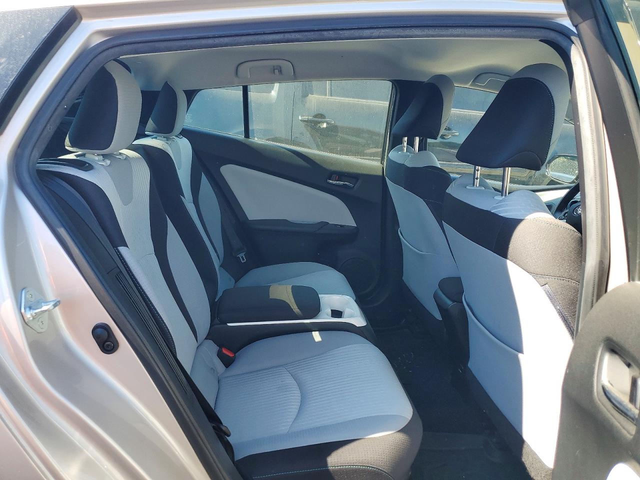 2018 Toyota Prius Prime Plus Silver vin: JTDKARFP6J3097767